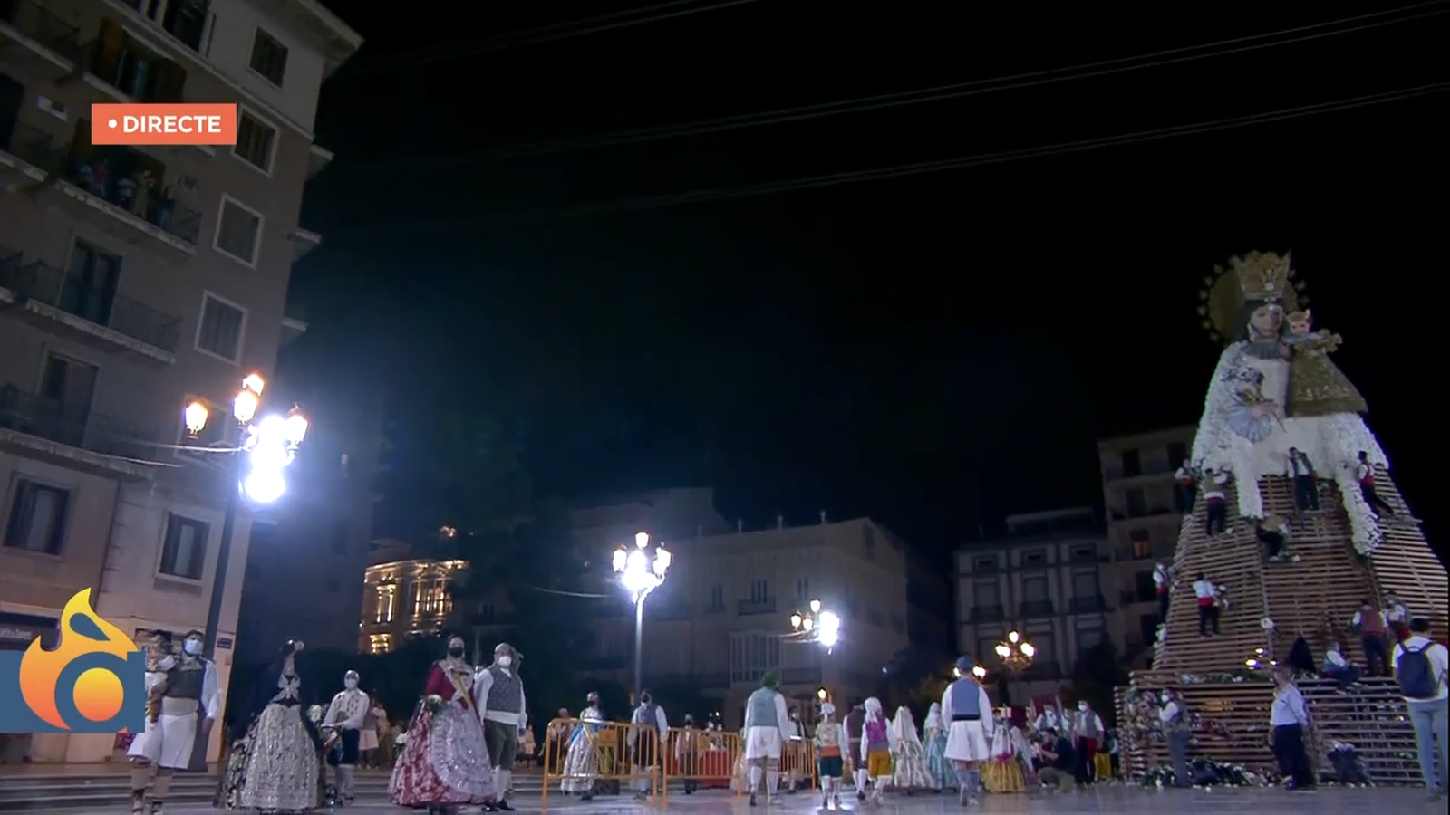 Comissions falleres arribant a la plaça de la Mare de Déu dels Desemparats