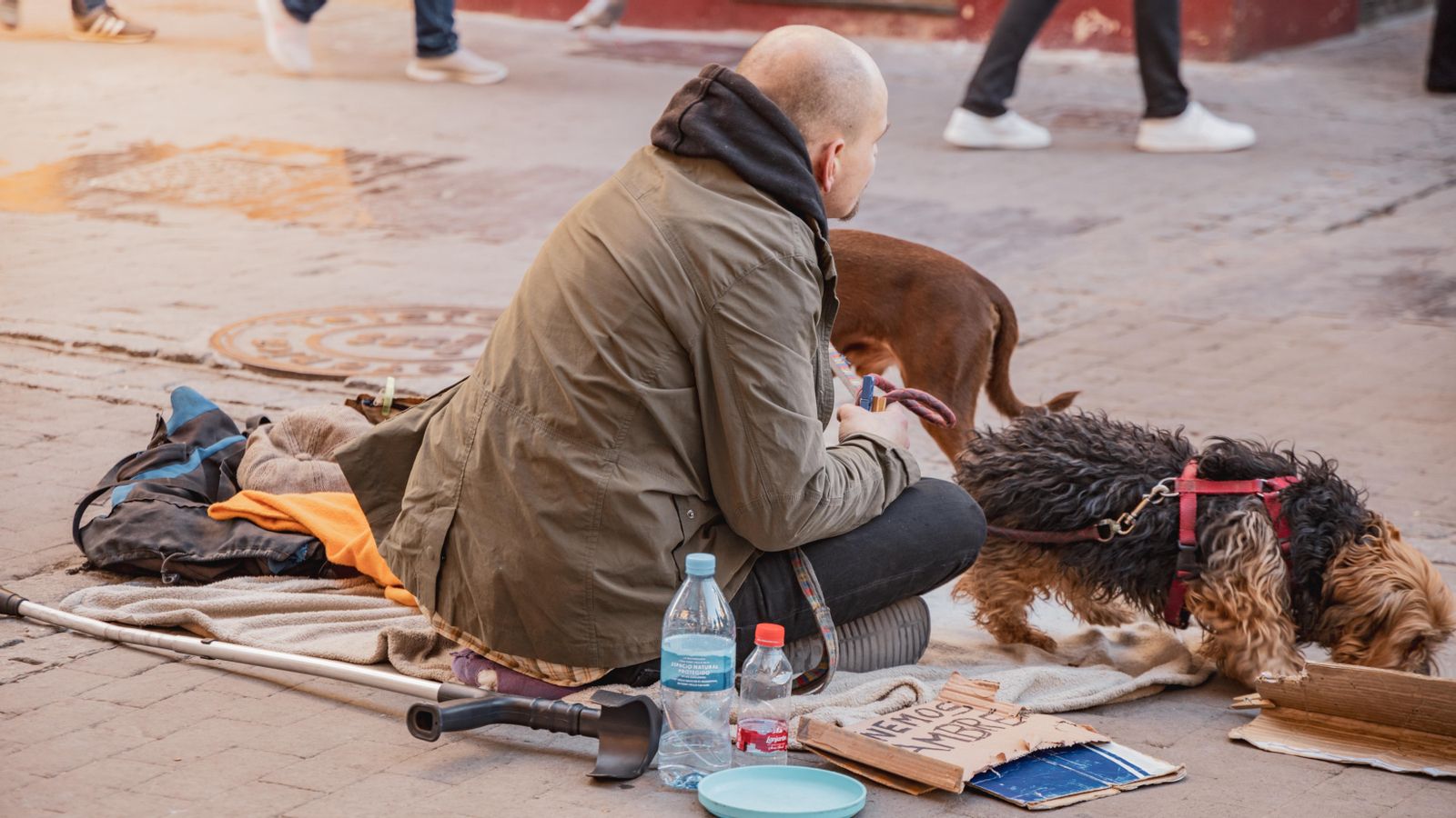 Una persona demana almoina als carres de València