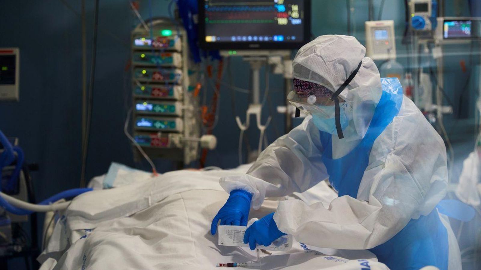 Personal sanitari atén un pacient en una UCI en una imatge d'arxiu