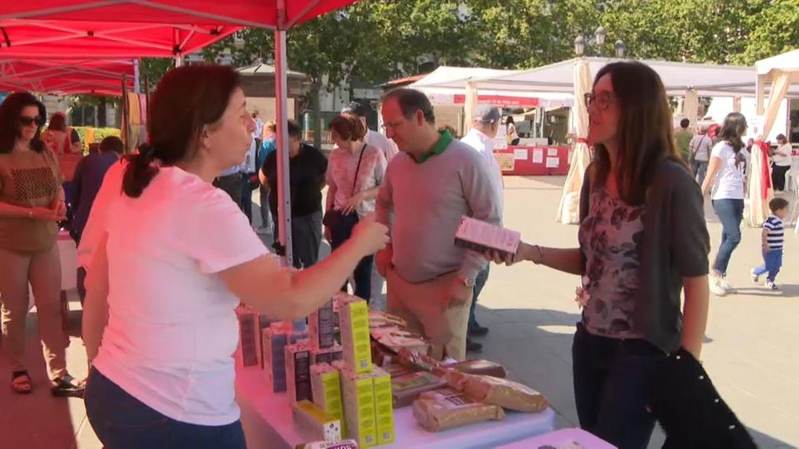 Paradeta de comerç just a la plaça de l'Ajuntament de València