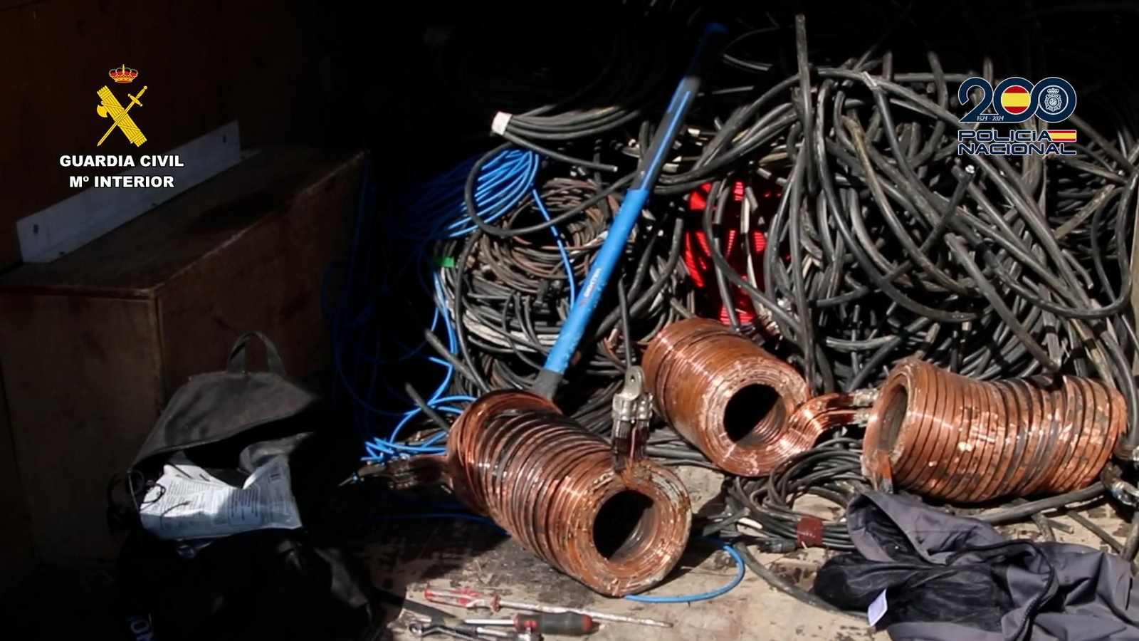 En imatge, part del material robat