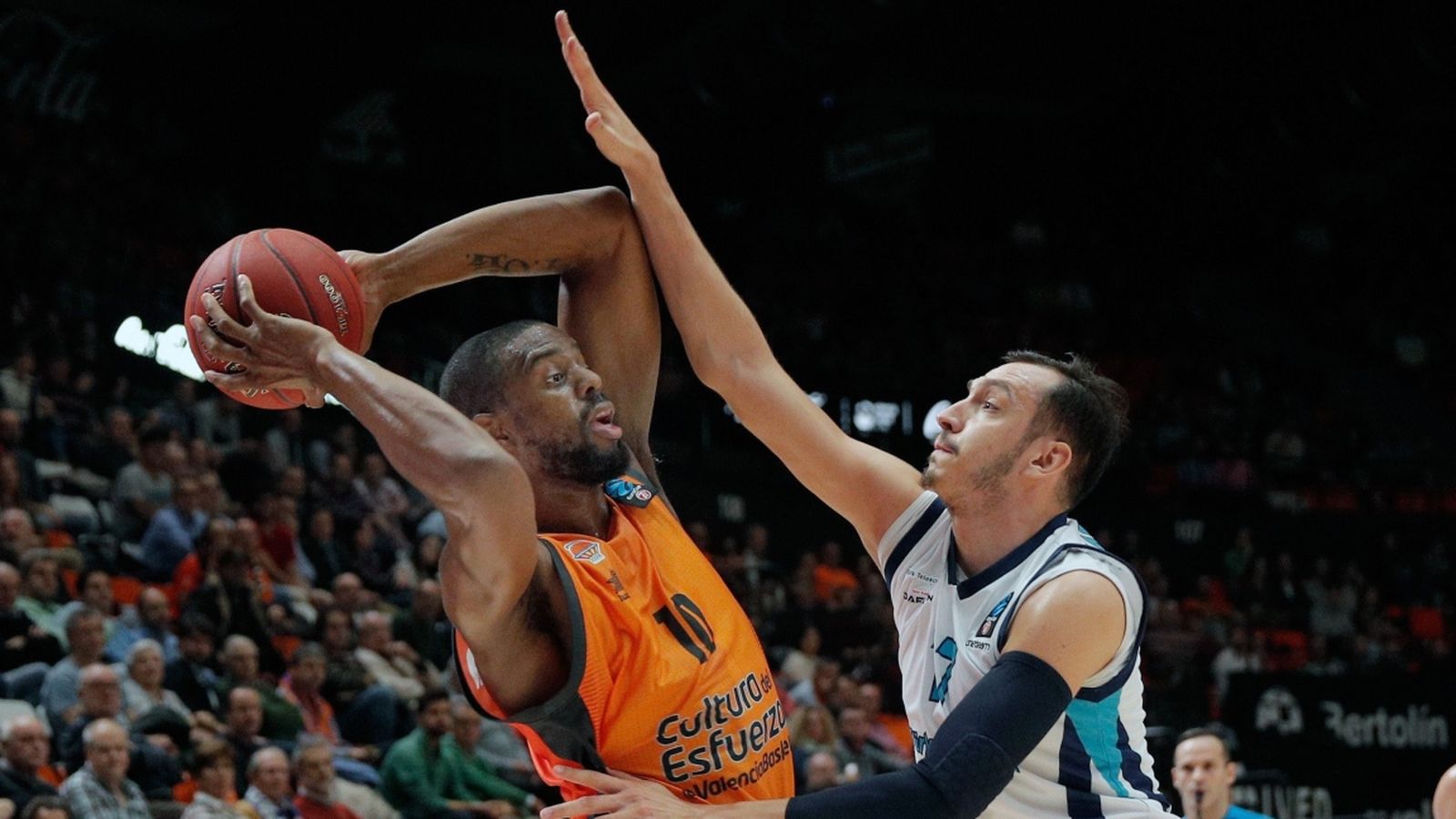 Will Thomas intenta un llançament davant el Turk Telekom