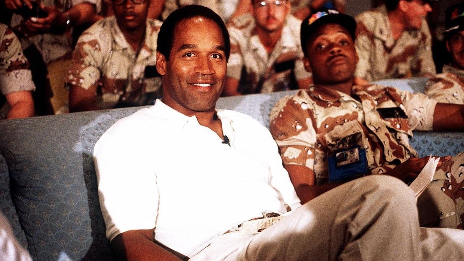 Simpson en 1990 a l'Aràbia Saudita visitant les tropes nord-americanes abans del començament de la Guerra del Golf.