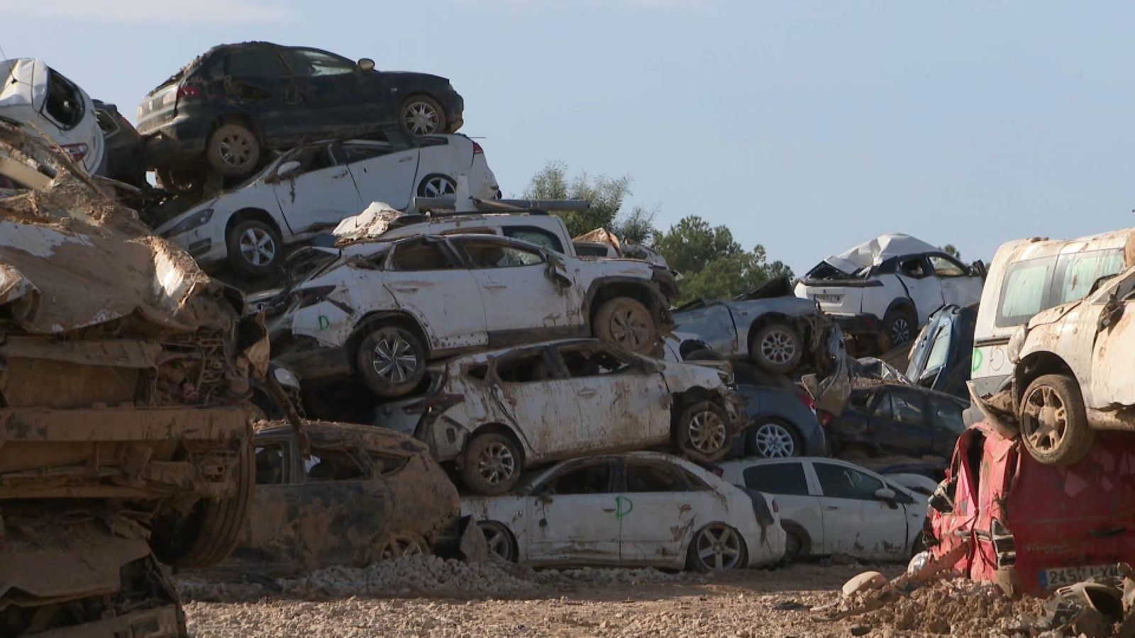 Una imatge d'una de les campes que acumulen vehicles afectats per la DANA