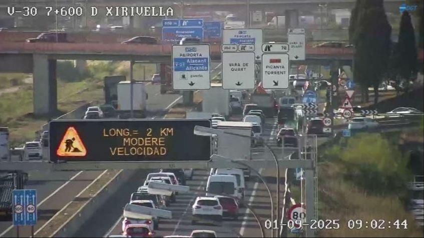 En imatge, la congestió a la V-30 al pas per Xirivella, passades les 9 del matí