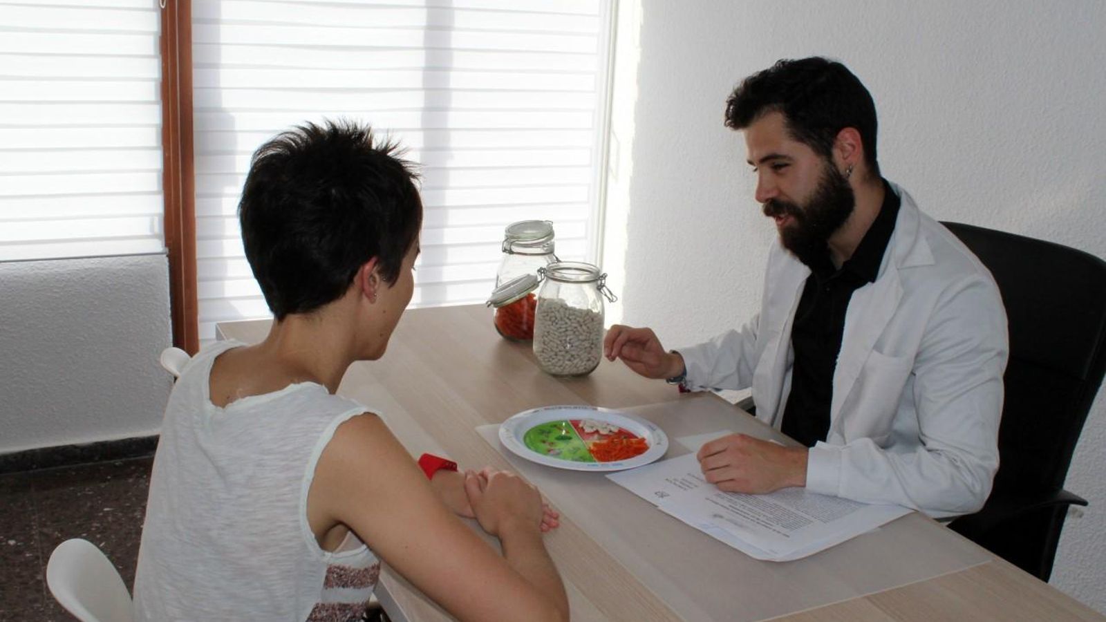 Una persona demana consell a un professional nutricionista