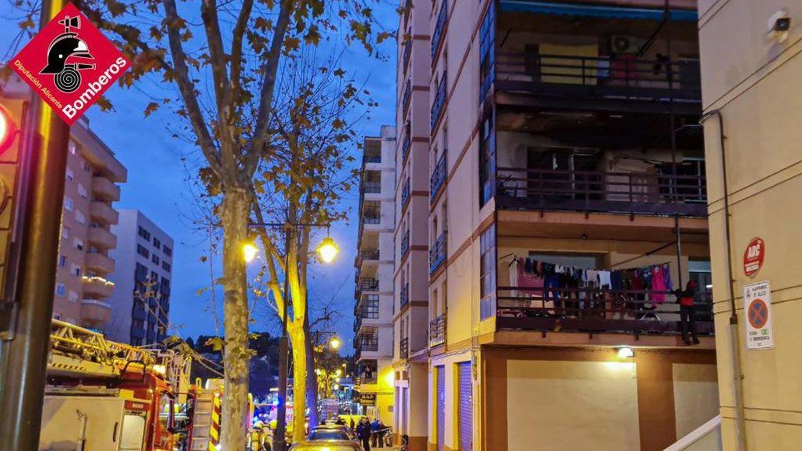 Efectius del Consorci Provincial de Bombers d'Alacant treballant en l'extinció de l'incendi