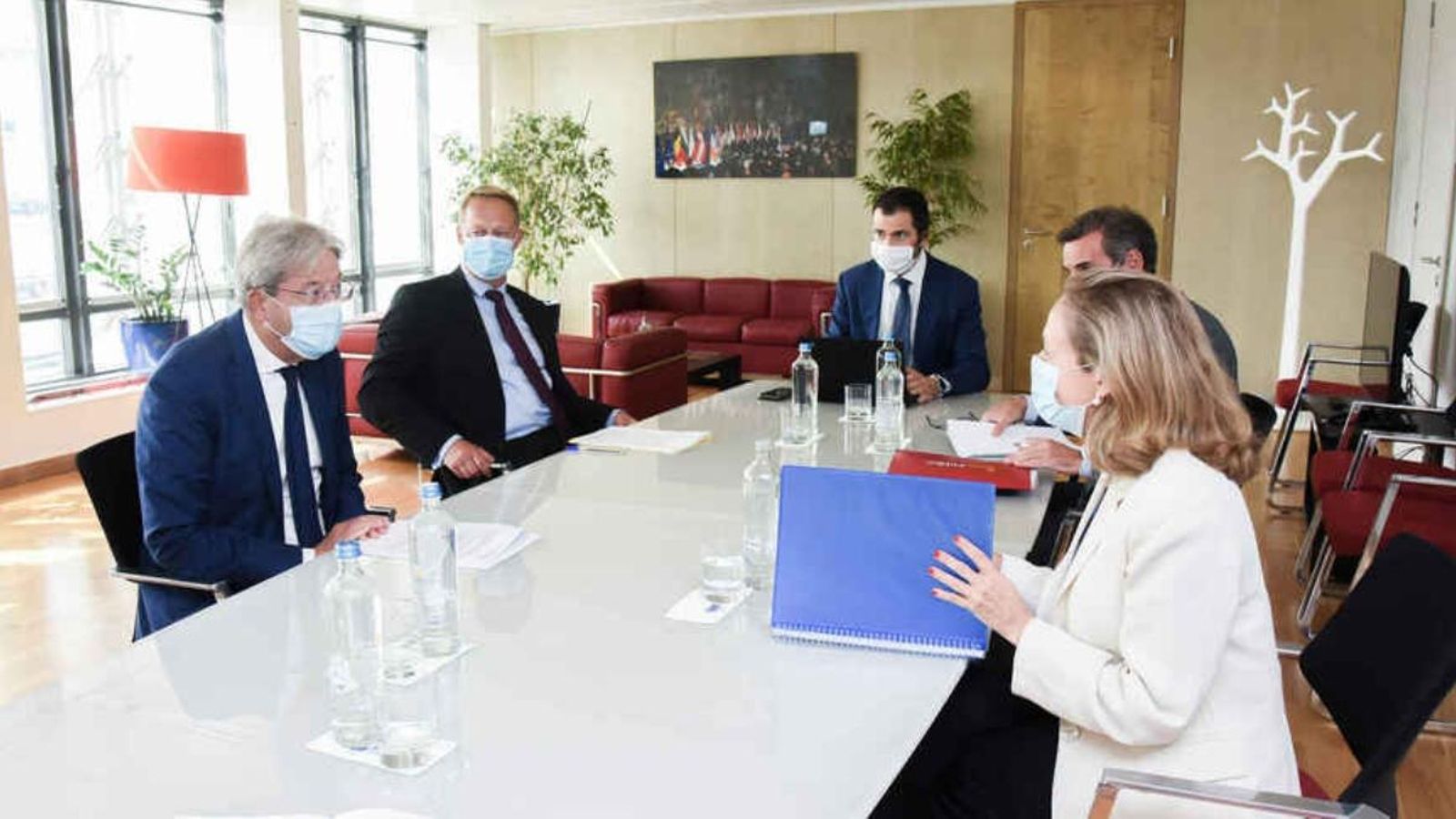 Nadia Calviño, durant una reunió a Brussel·les amb el comissari Paolo Gentiloni Nadia Calviño, durant una reunió a Brussel·les amb el comissari Paolo Gentiloni