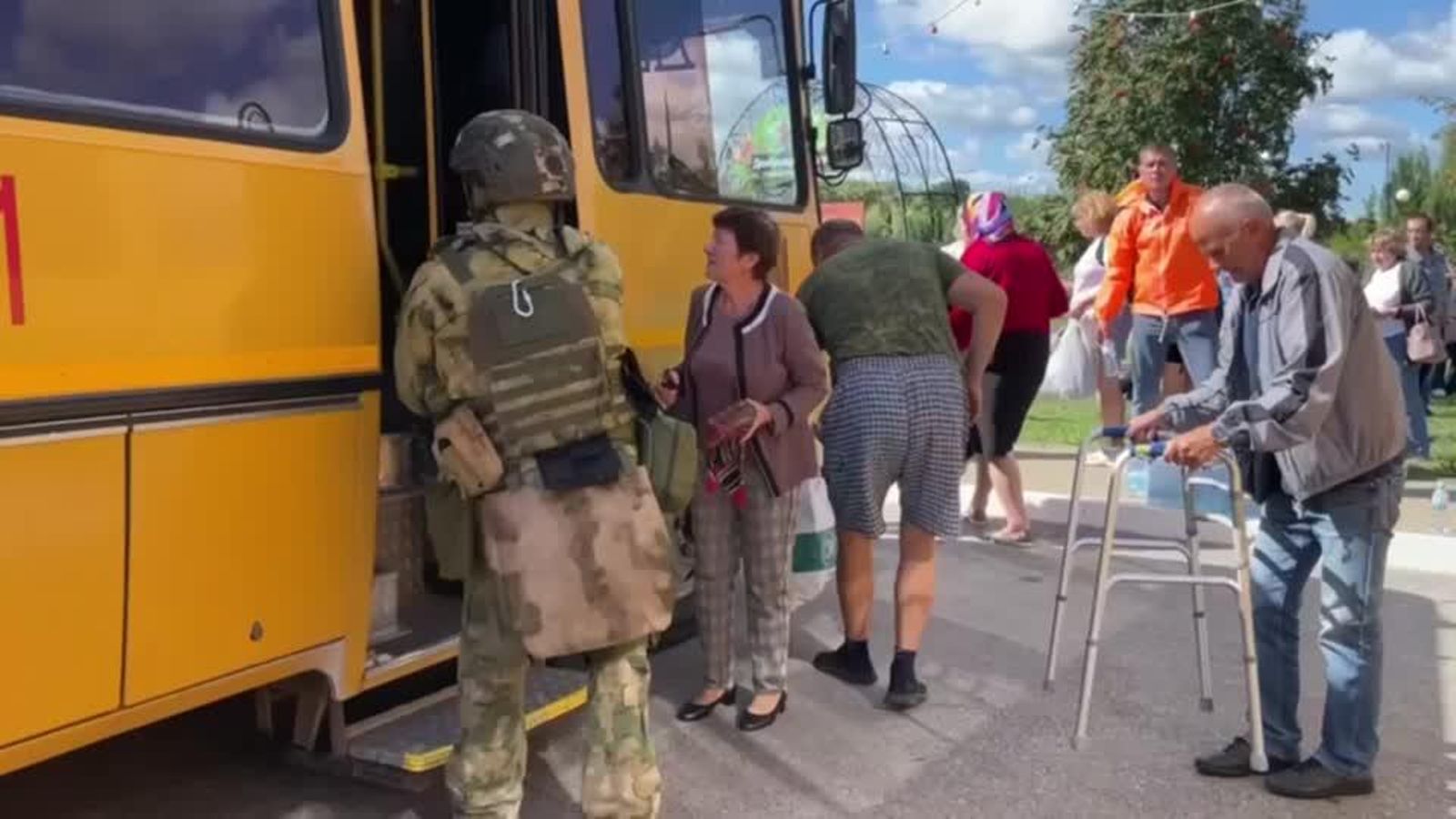 La població del districte fronterer de Krasnoiarujski s'evacua en busos Població del districte fronterer de Krasnoyaruzhski l'evacua en busos