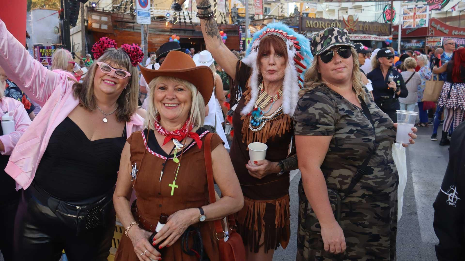 Les turistes es disfressen i ballen als carrers de Benidorm