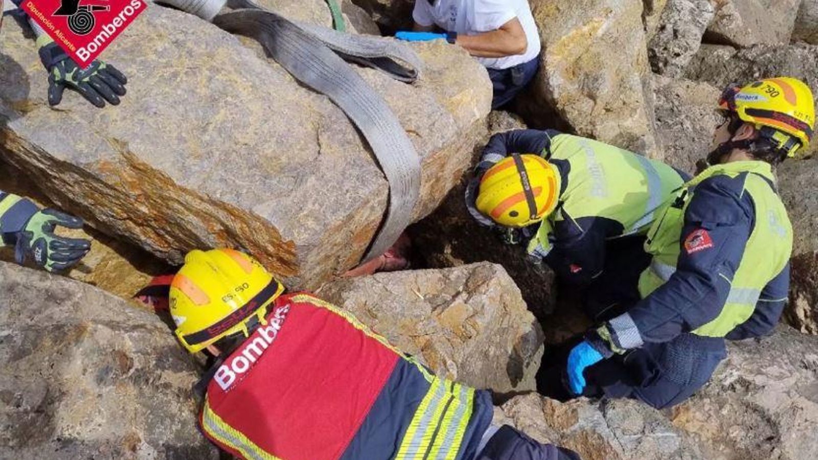 Així ha sigut el rescat d'un home a una escullera de Torrevieja