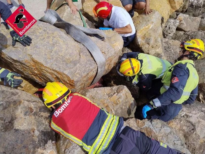 Així ha sigut el rescat d'un home a una escullera de Torrevieja