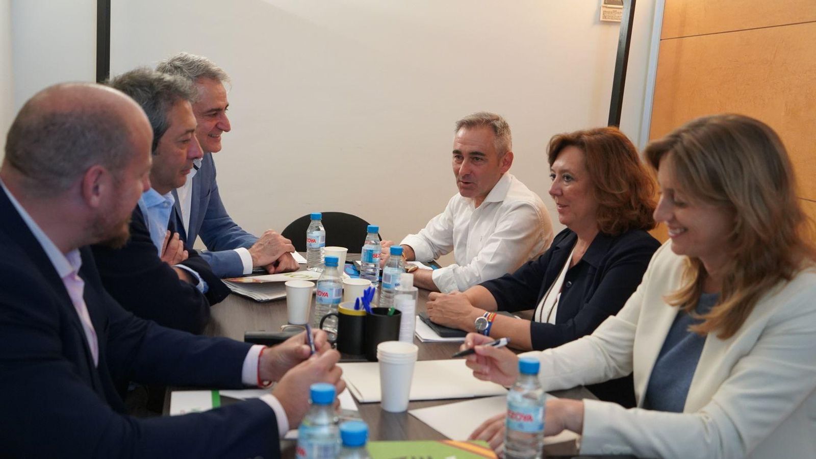 Les delegacions de Vox i el PP per a les negociacions per a formar el nou Consell