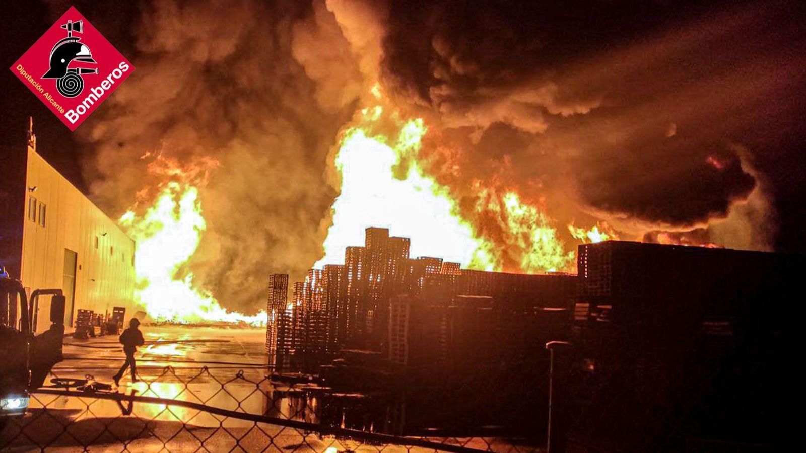 Incendi en un magatzem de palets a Elx
