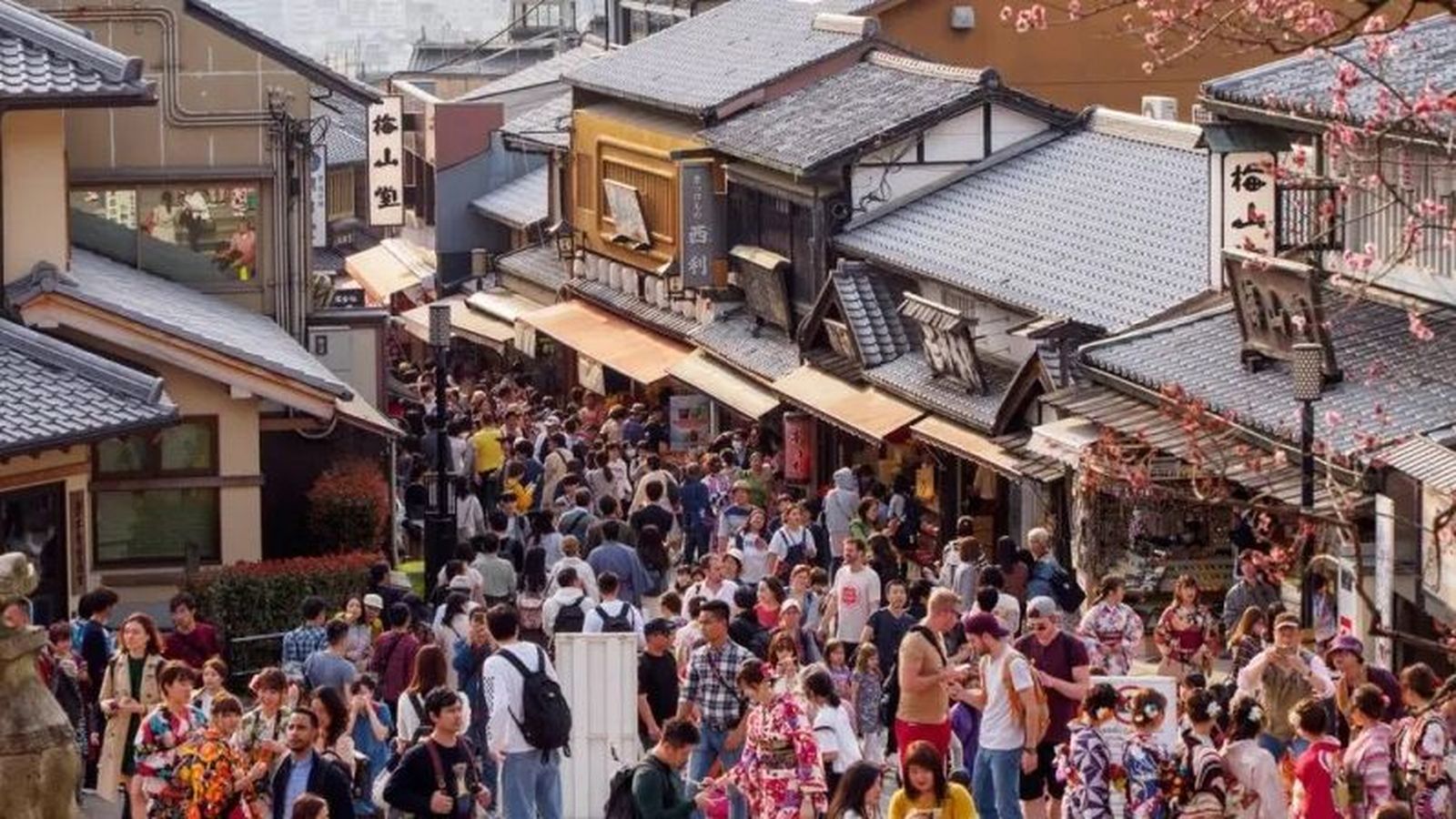 Carrers pròxims al temple Kiyomizudera, a Kyoto (el Japó), plens de turistes estrangers, en una imatge d'arxiu