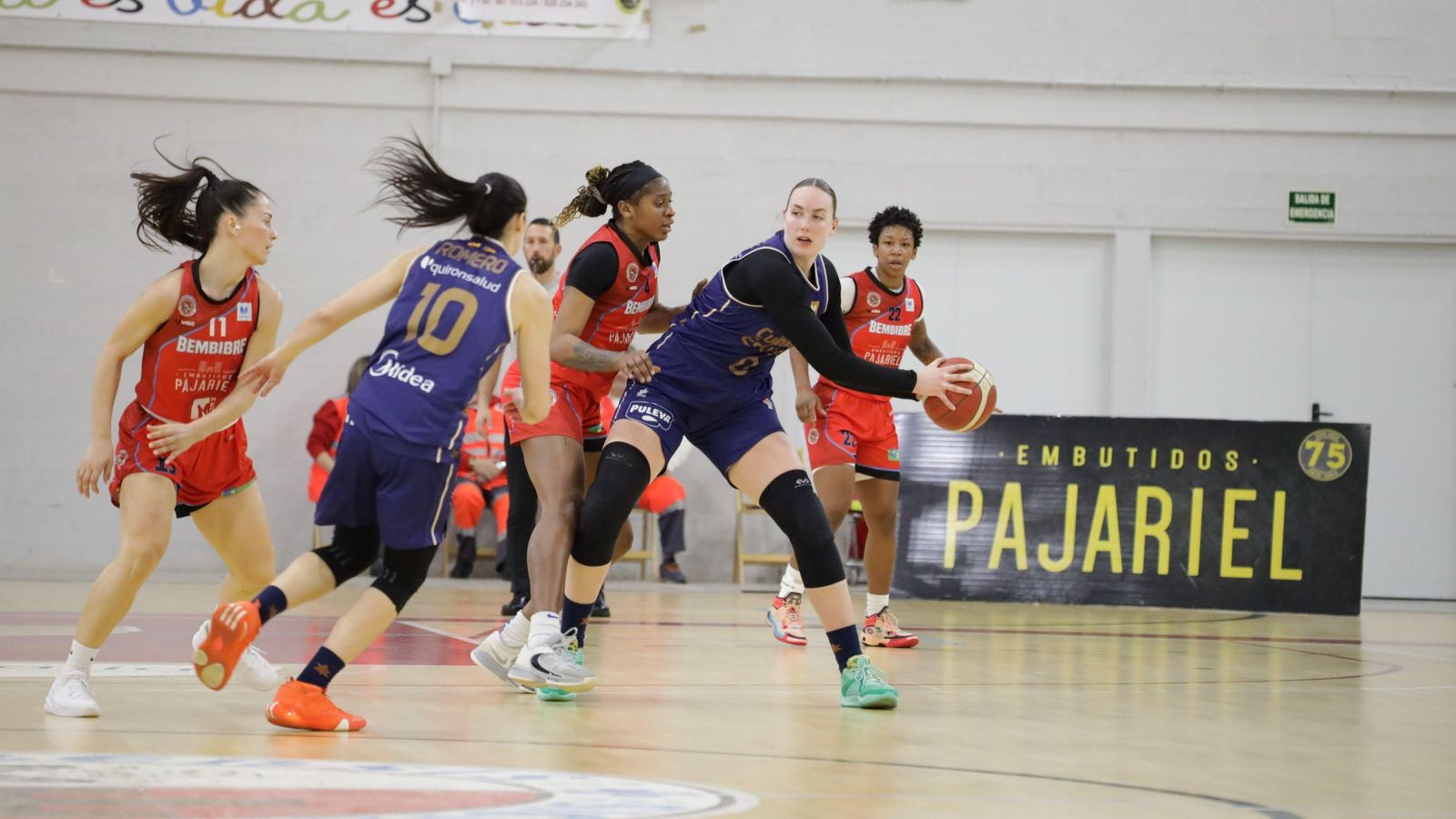 Leti Romero i Merritt Hempe, en una acció del partit