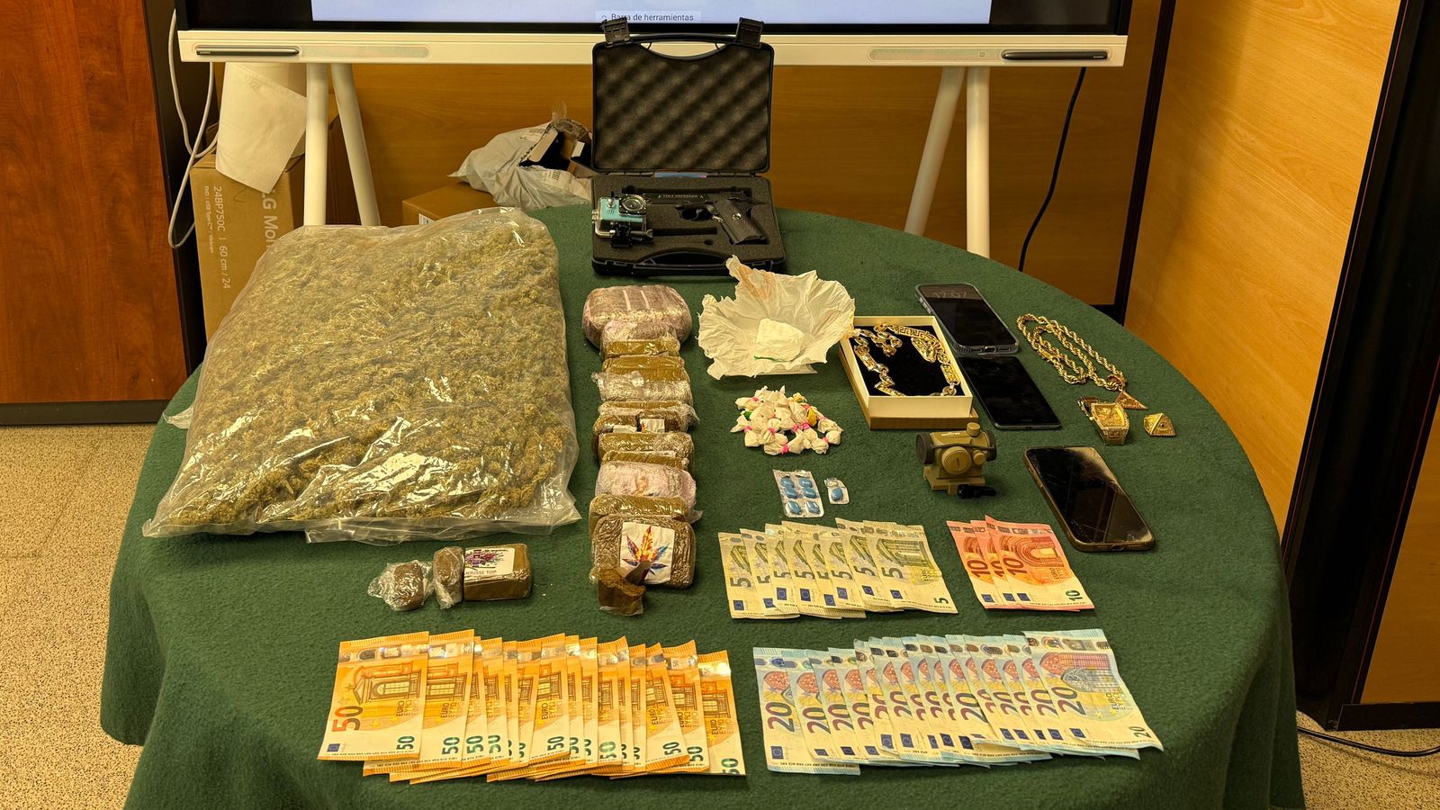 Les dos vivendes que es dedicaven a la venda de droga estaven a Llíria i la Pobla de Vallbona