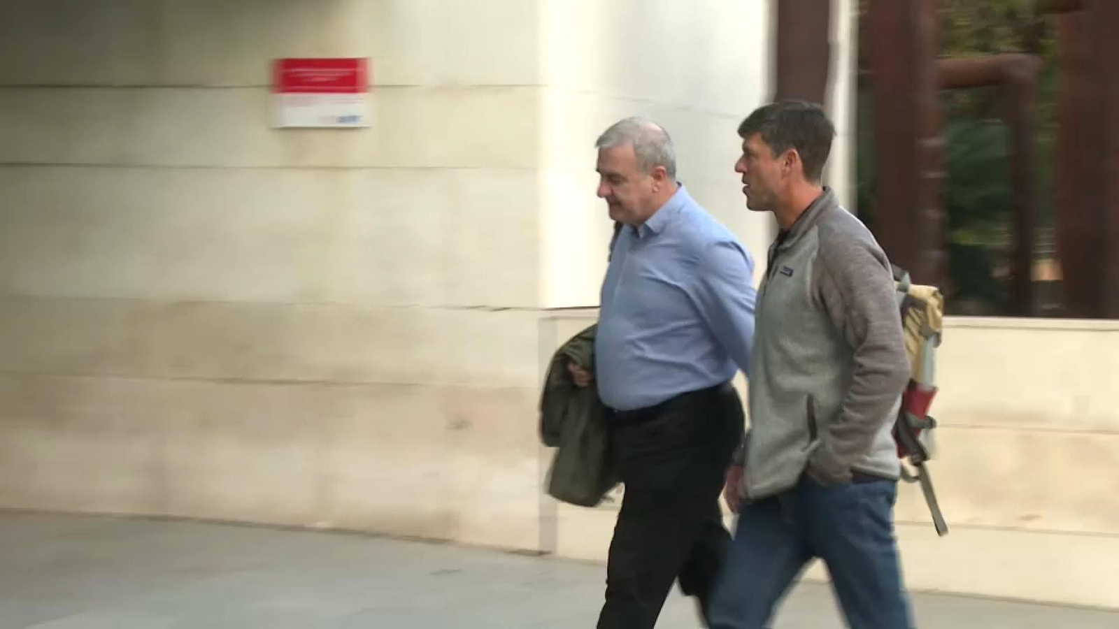 El cap de bombers, Enrique Chisbert (dreta) arriba a la ciutat de la justícia