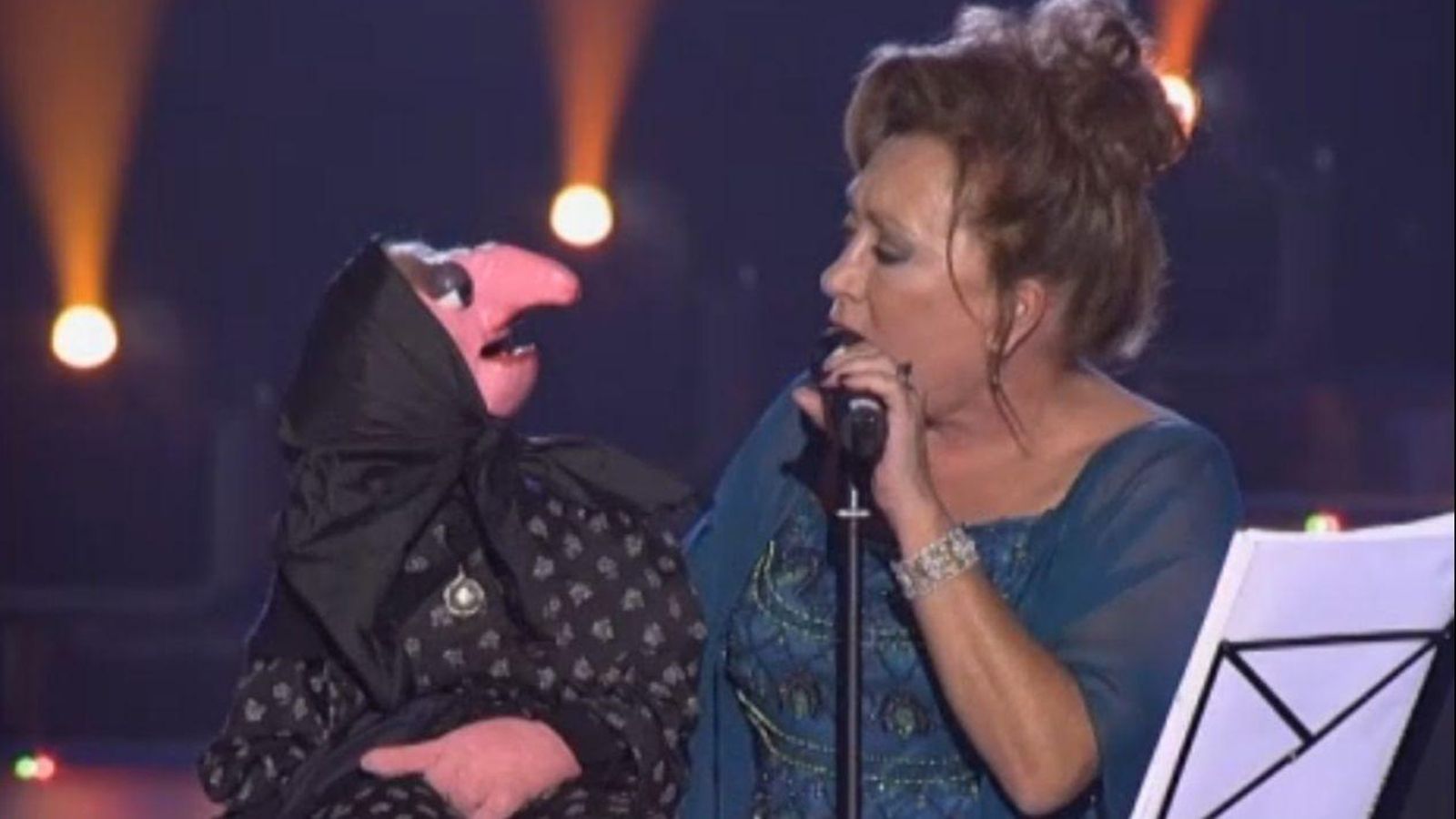 Imatge de l'arxiu de RTVV de Mari Carmen i el guinyol Rogelia