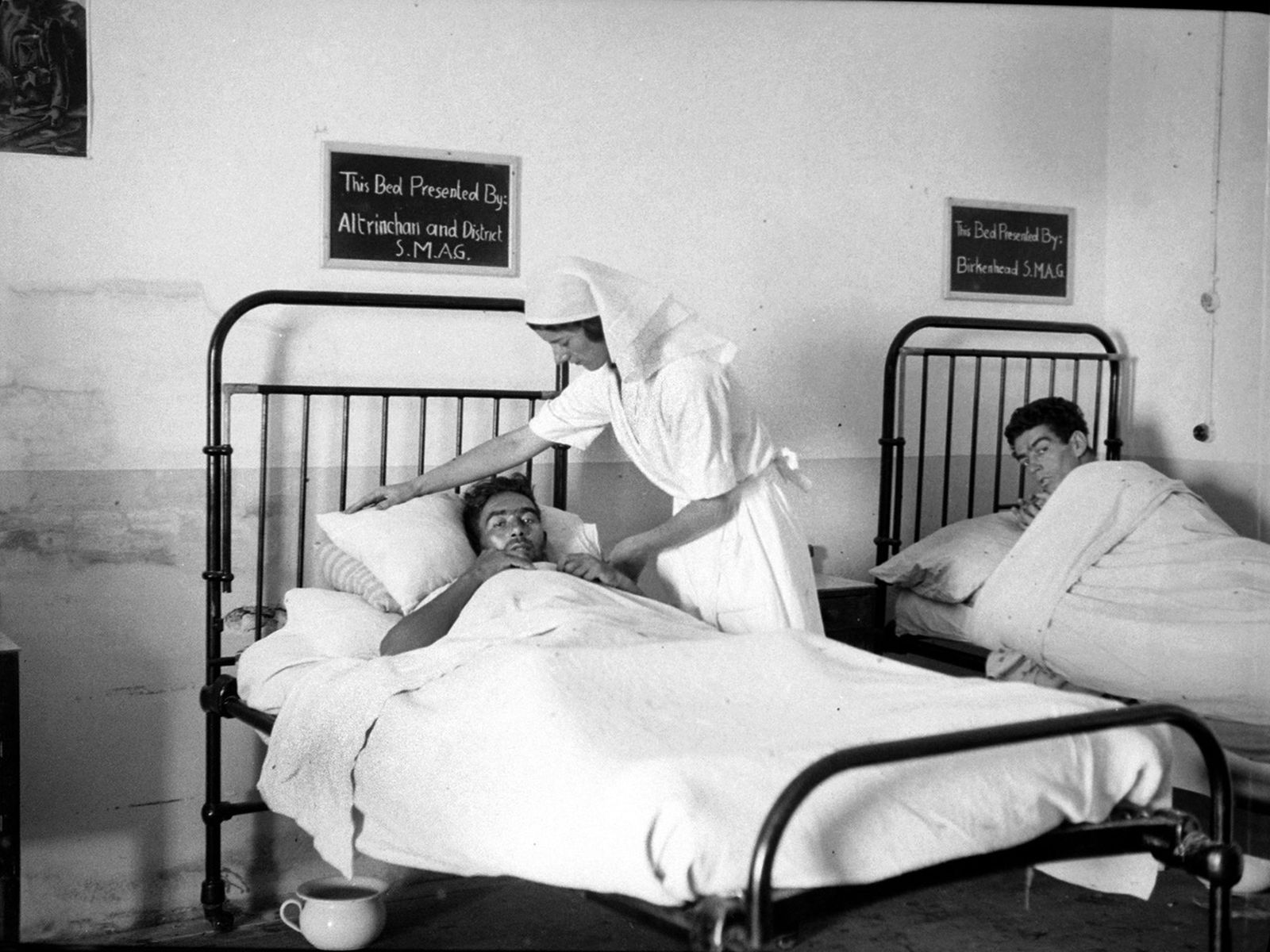 Infermeres atenent brigadistes en un hospital a València. 1938.
