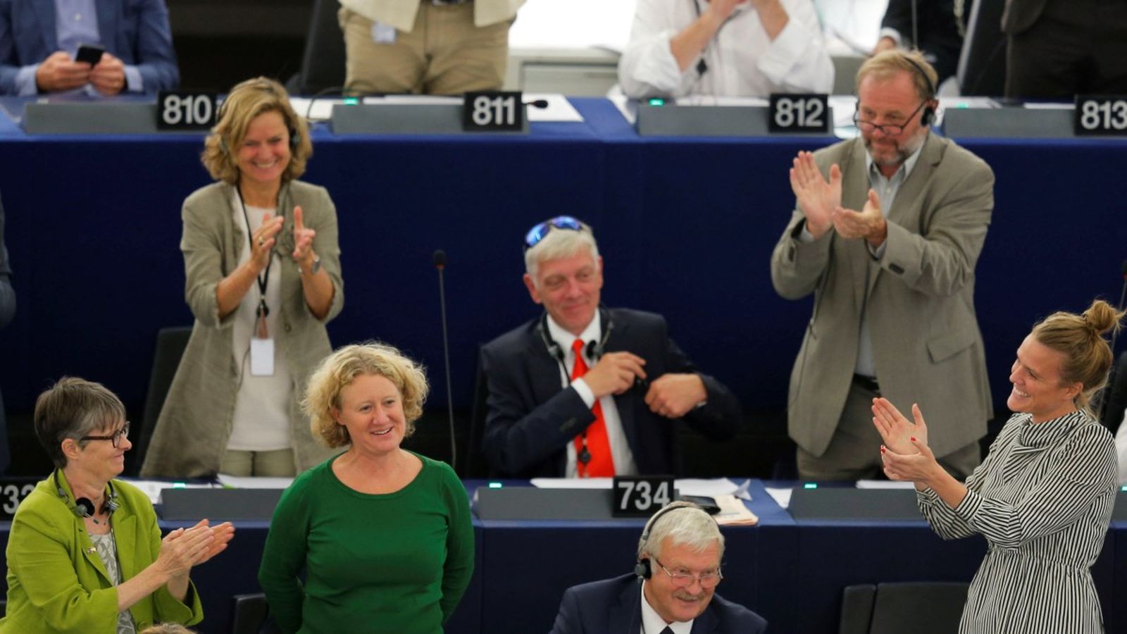 Eurodiputats aplaudeixen Judith Sargentini, del grup Els Verds, autora de l'informe contra el govern hongarés