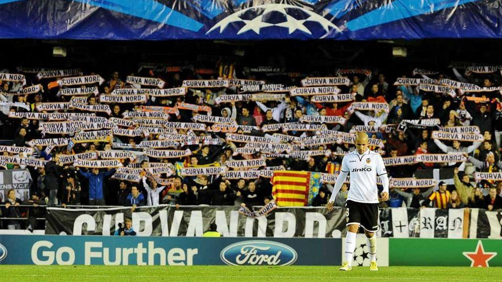 La Curva Nord anima el València durant un partit a Mestalla
