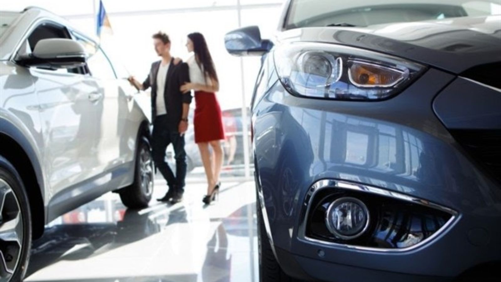 Clients en un concessionari de vehicles en una imatge d'arxiu