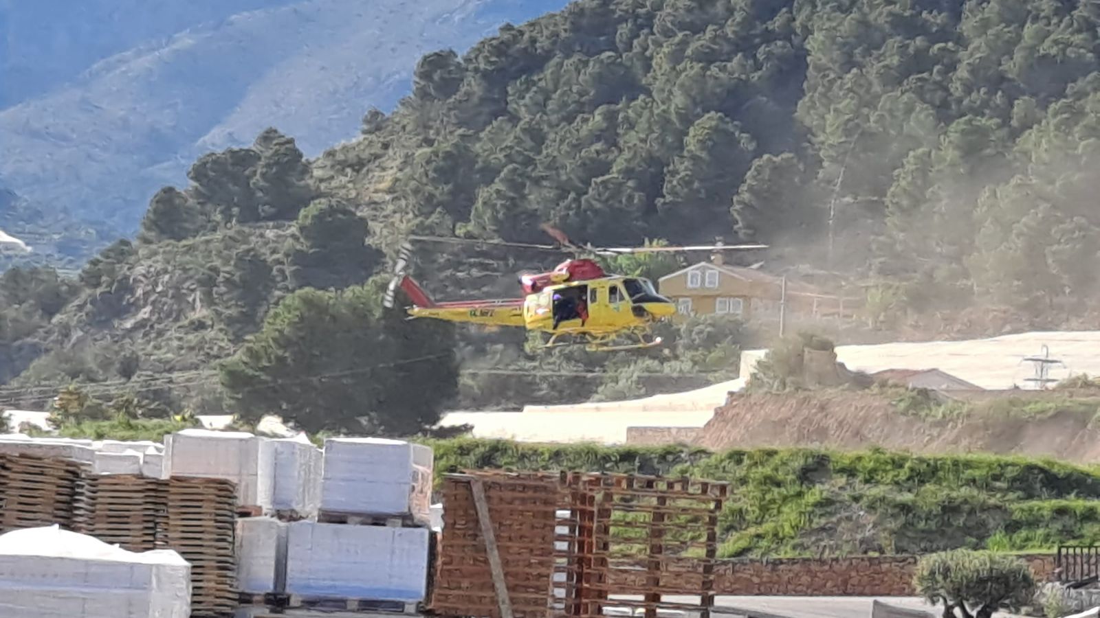 Helicòpter acostant-se al cementeri de Callosa d'en Sarrià on porta el cos del britànic mort al riu de Bolulla