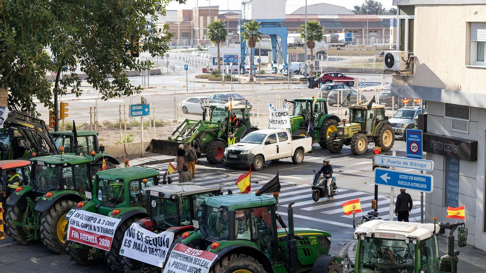 Tractors que han bloquejat els accessos al port de Màlaga