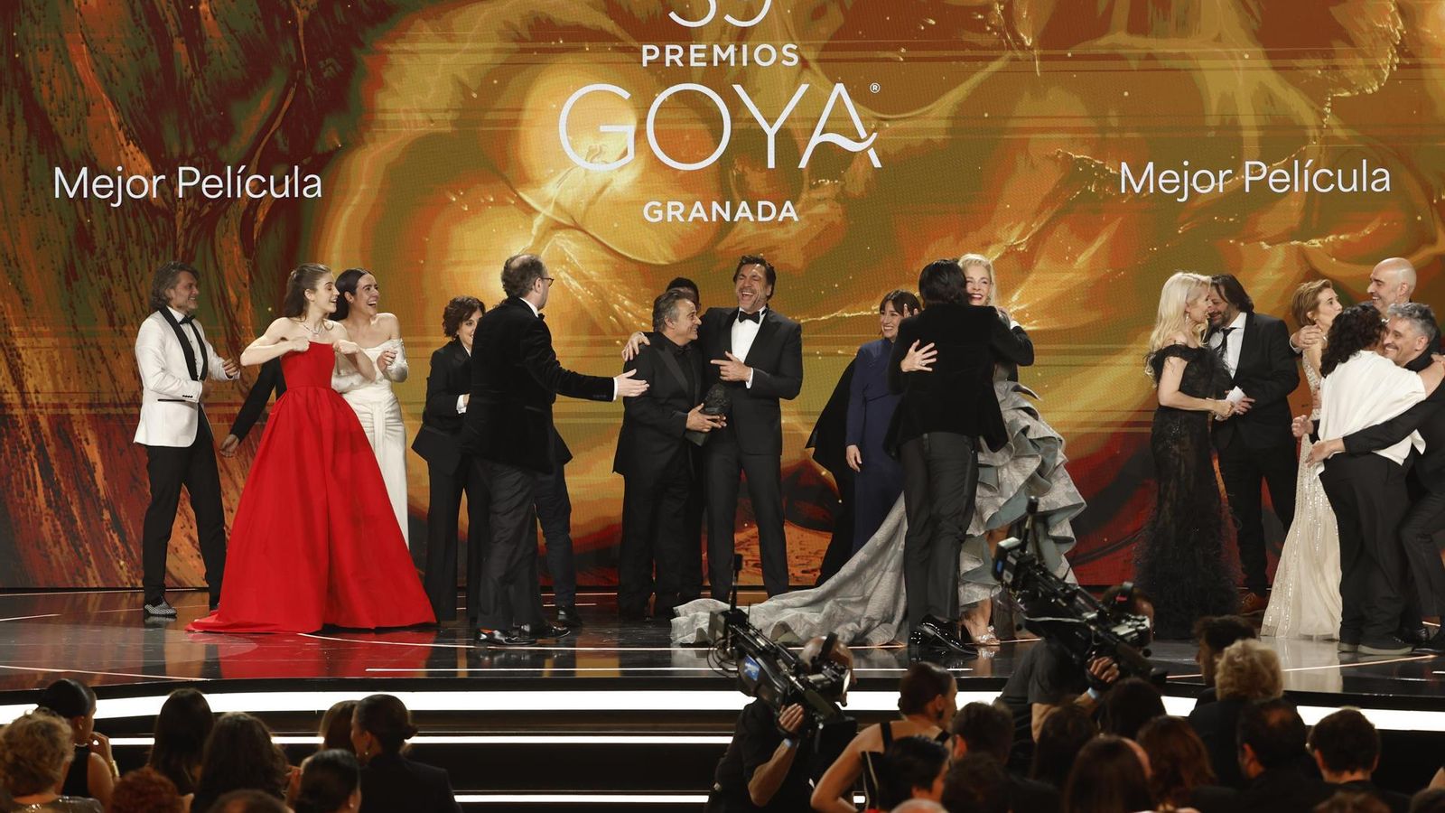 Els equips de 'La infiltrada' i 'El 47' repleguen el primer premi ex aequo a millor pel·lícula dels Goya