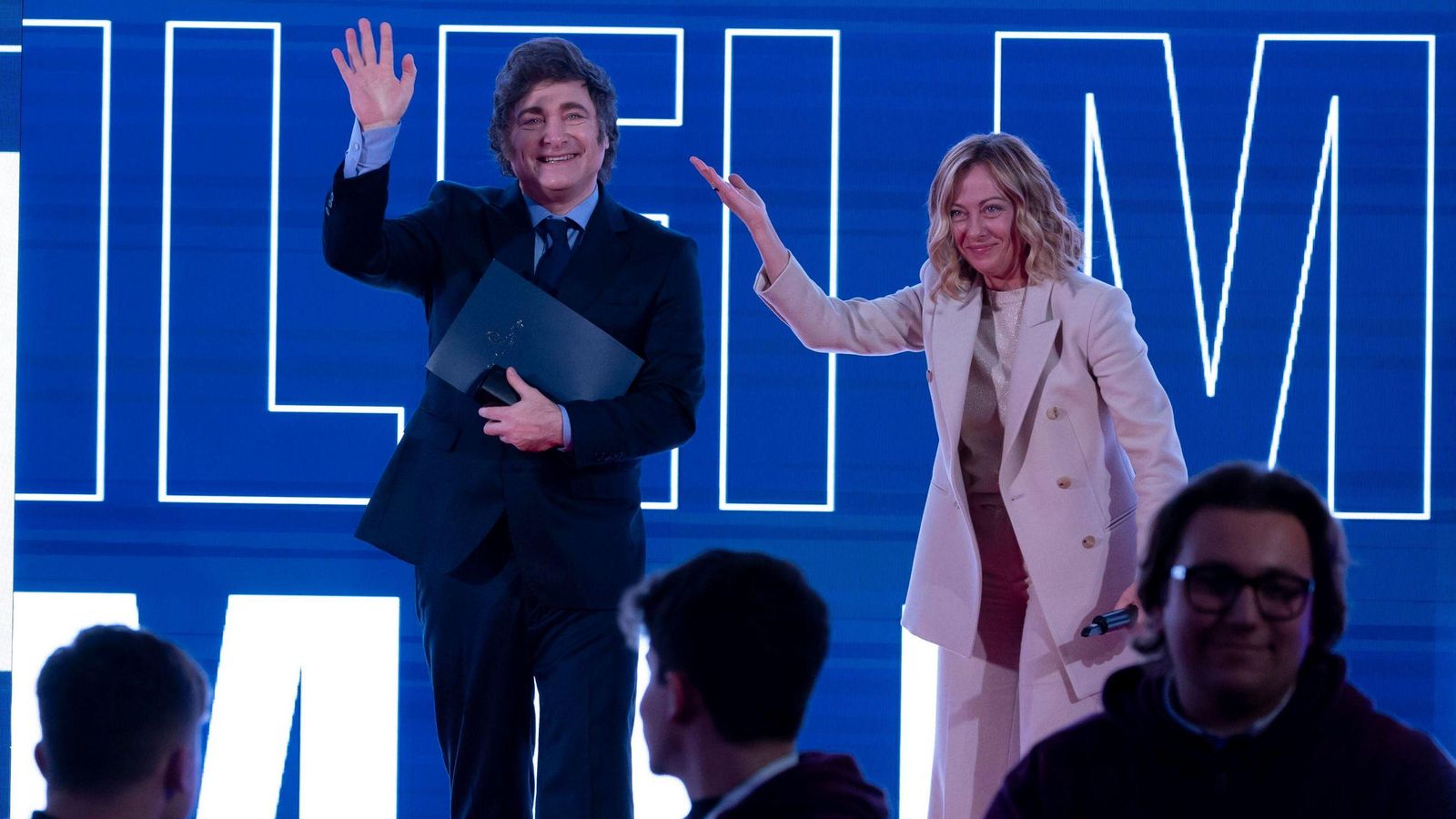El president argentí, Javier Milei, és presentat per la primera, ministra italiana, Giorgia Meloni, en un acte a Roma, Itàlia