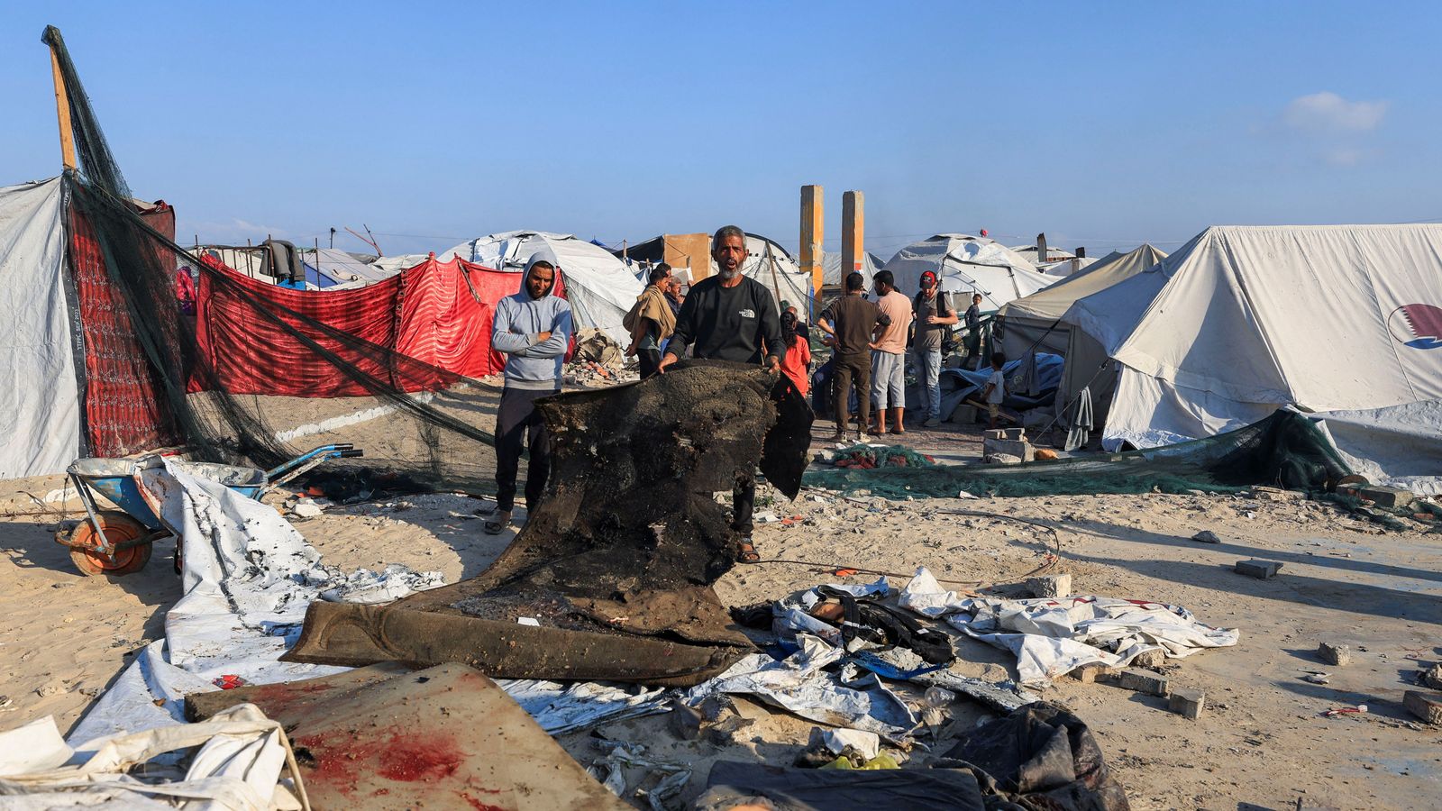 Palestins inspeccionen els danys patits després d'un atac israelià a la ciutat de Gaza, este dimecres