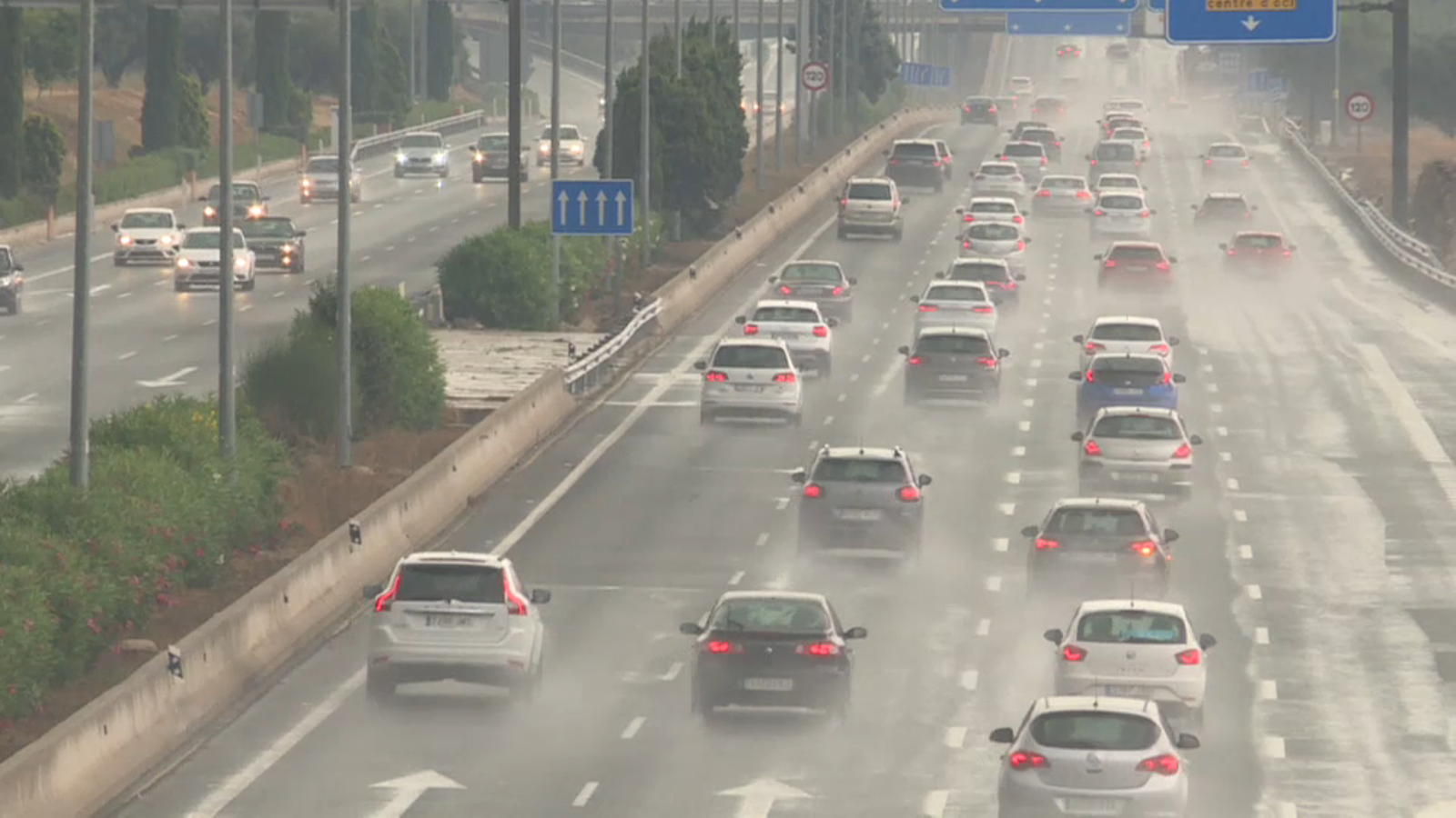 La pluja complica l\'operació d\'eixida de trànsit a la Comunitat Valenciana