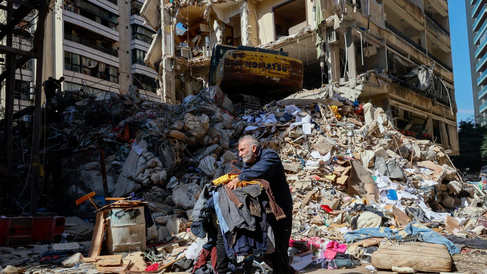 Un home al costat d’un edifici residencial destruït per un atac aeri israelià al barri d’Ain Mreisseh, a Beirut (Líban)