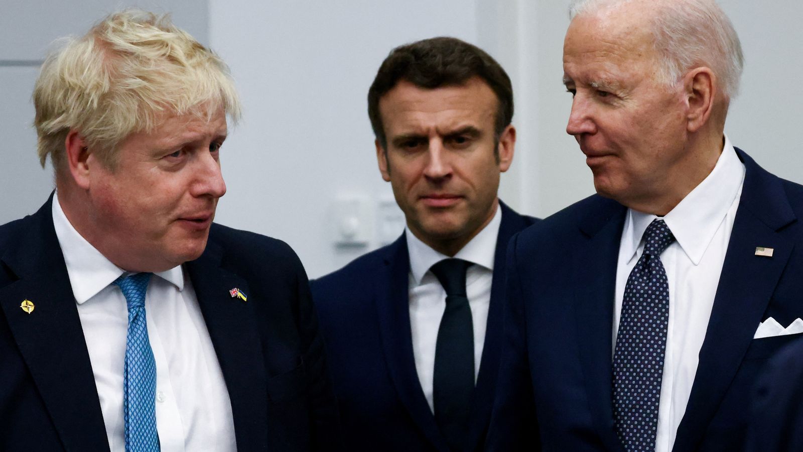El president Joe Biden, el president francès Emmanuel Macron i el primer ministre del Regne Unit Boris Johnson arriben per a una foto de família del G7