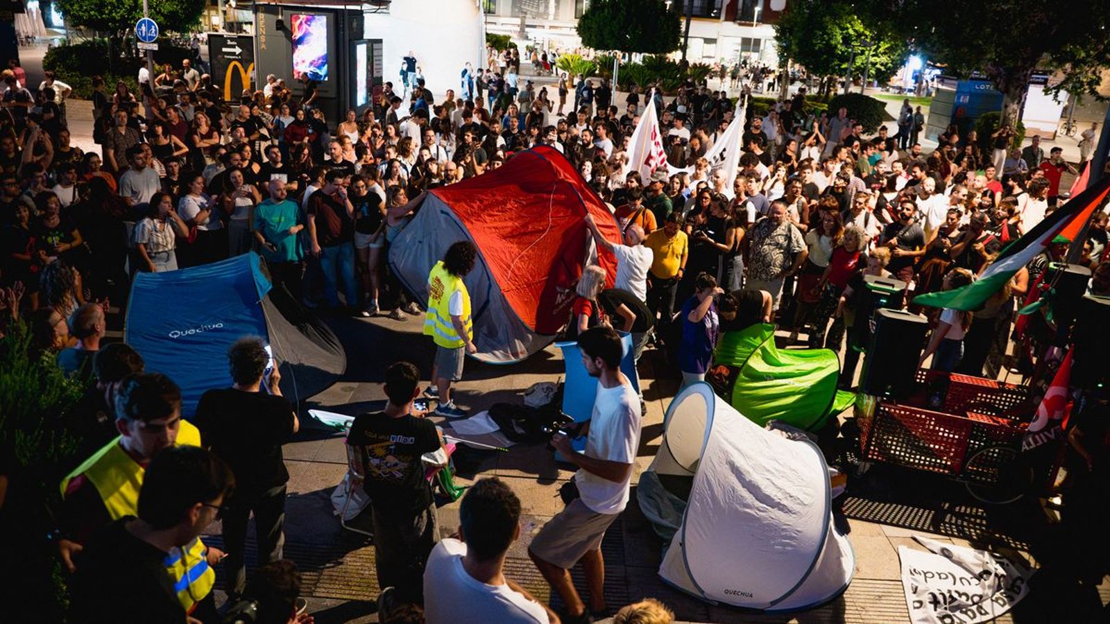 En imatge, les primeres tendes instal·ladas en l'acampada de Sevilla
