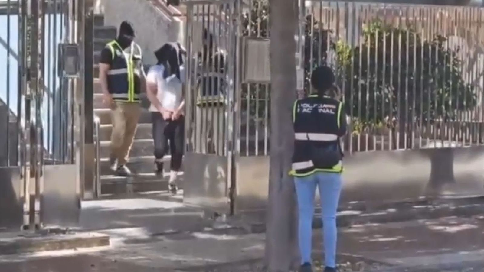 En la imatge, agents de la Policia Nacional acompanyen un dels detinguts