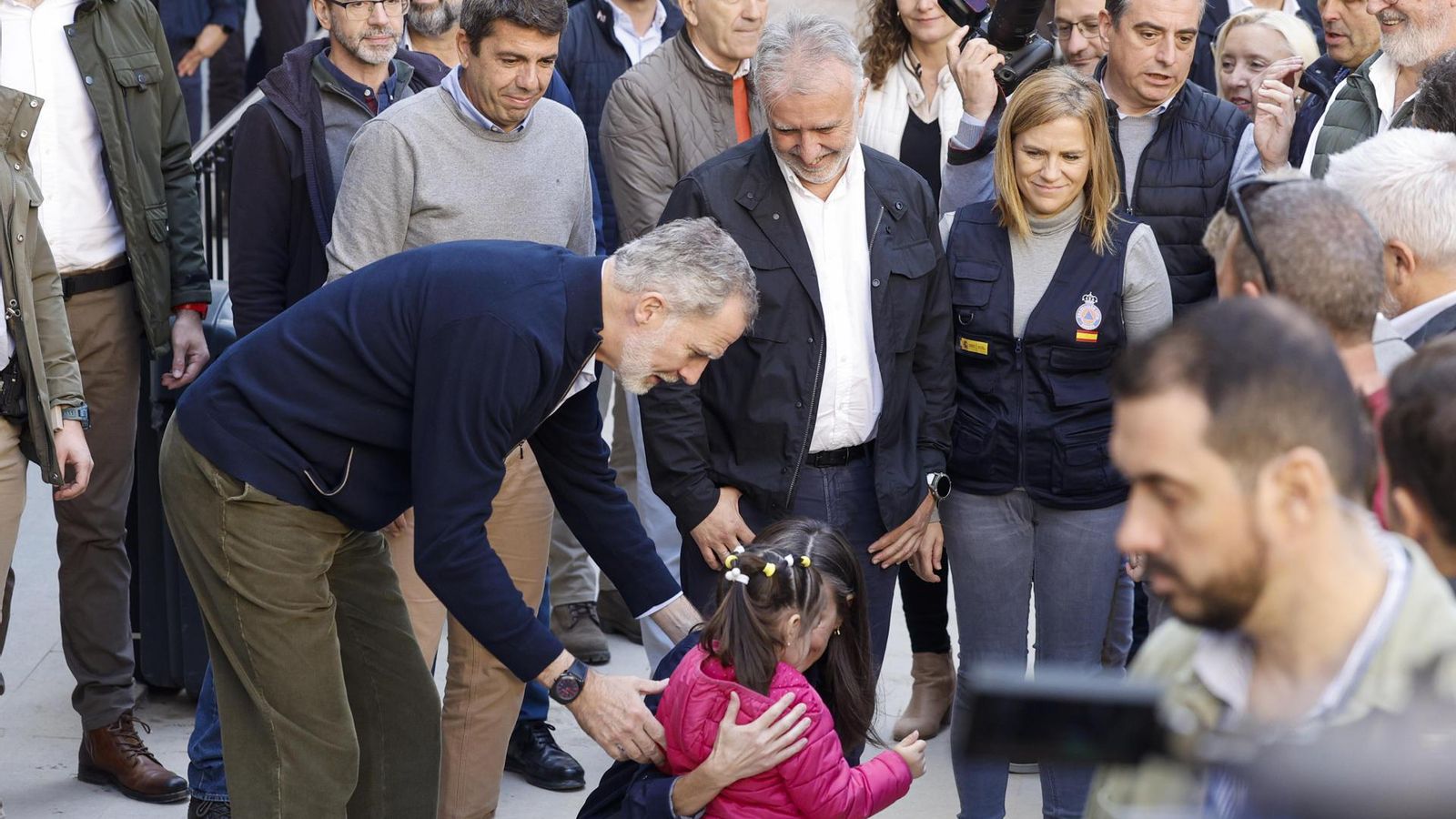 Els reis conversen amb una xiqueta de Xiva sota la mirada del cap del Consell i el ministre de Política Territorial