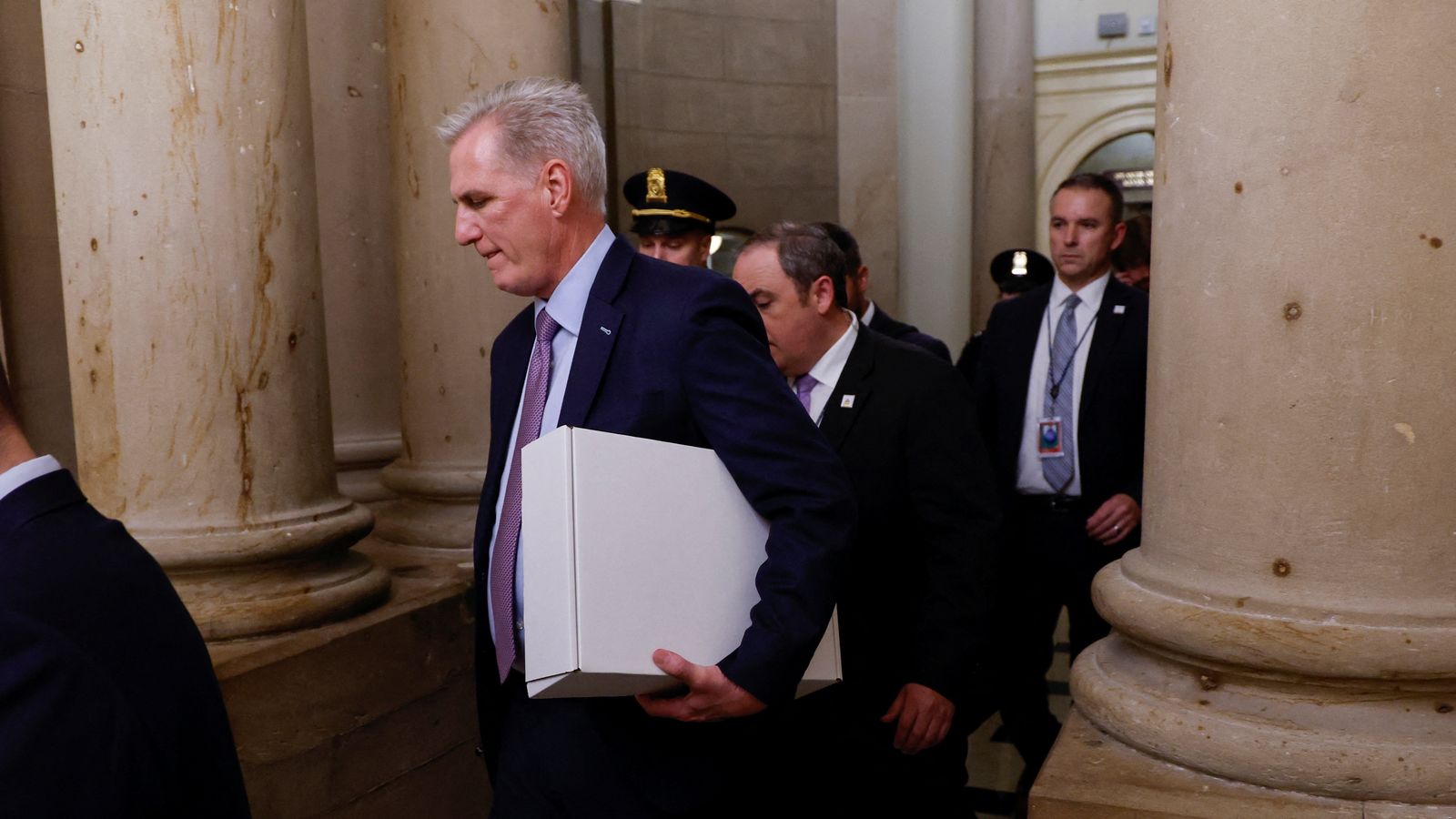 L'expresident de la Cambra de Representants Kevin McCarthy parla amb els periodistes després de ser destituït del càrrec a Washington
