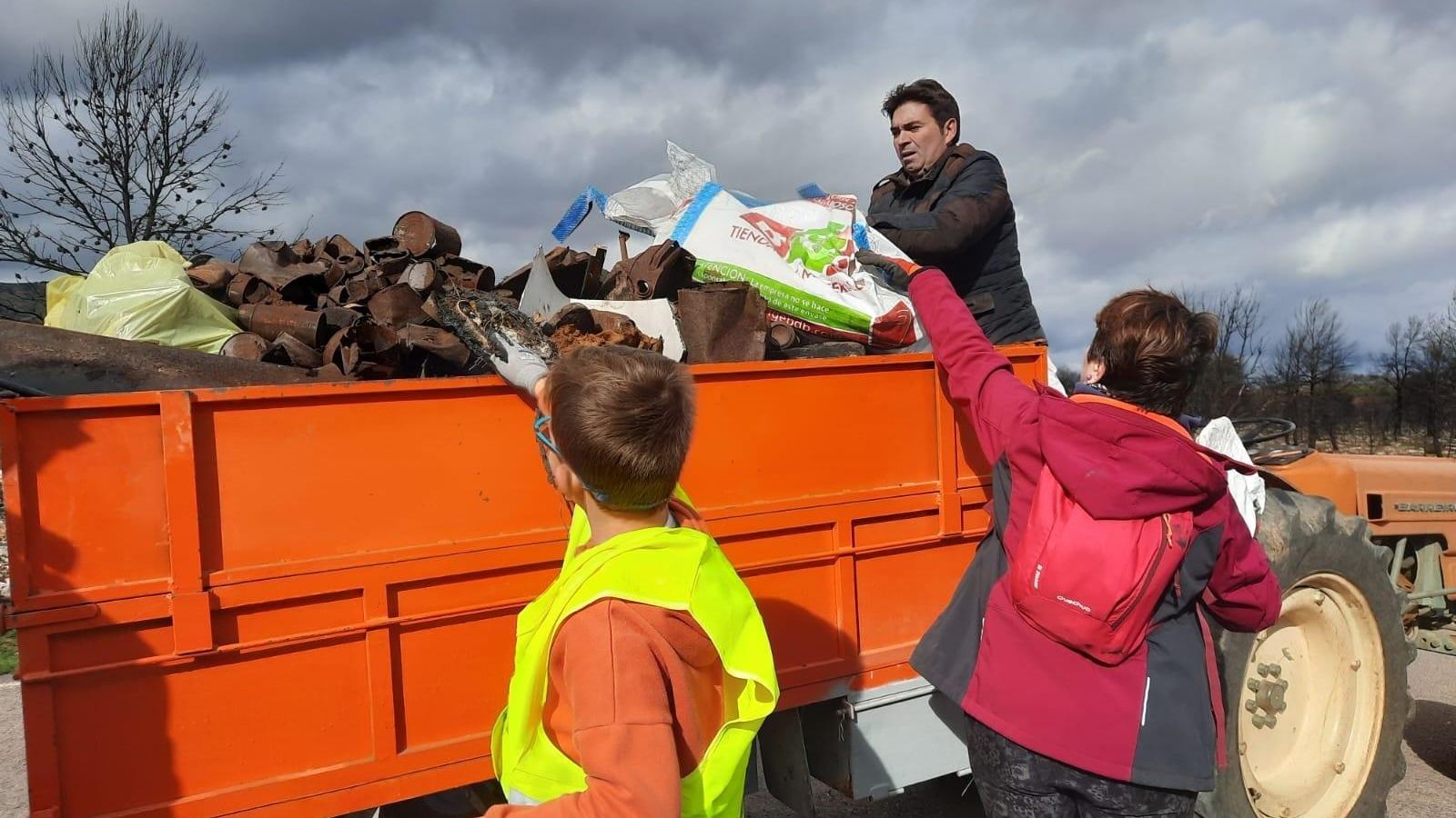 Recollida de fem pels voluntaris als voltants de Toràs