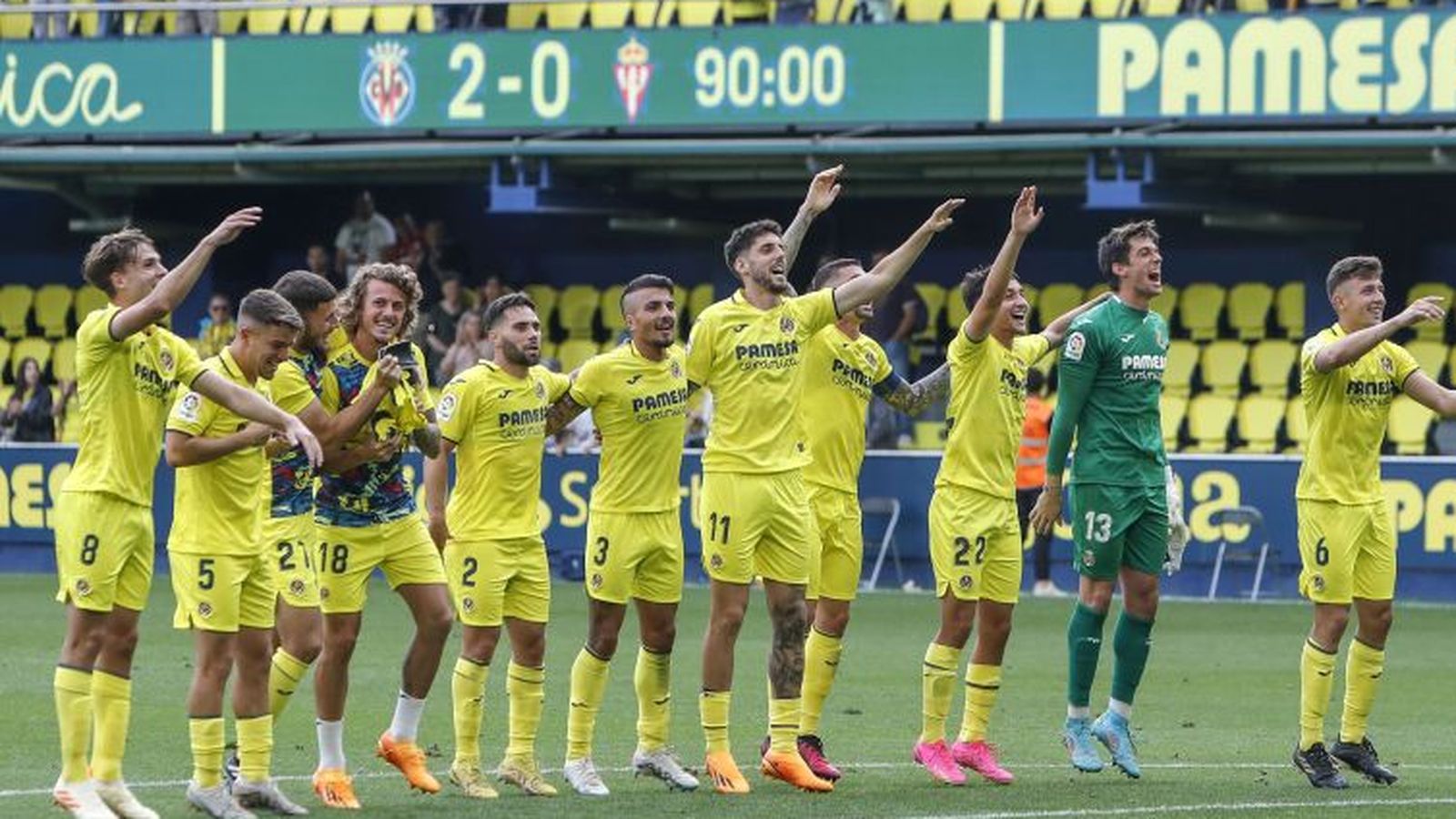 Els jugadors del Vila-real B celebren el triomf a l'Estadi de la Ceràmica