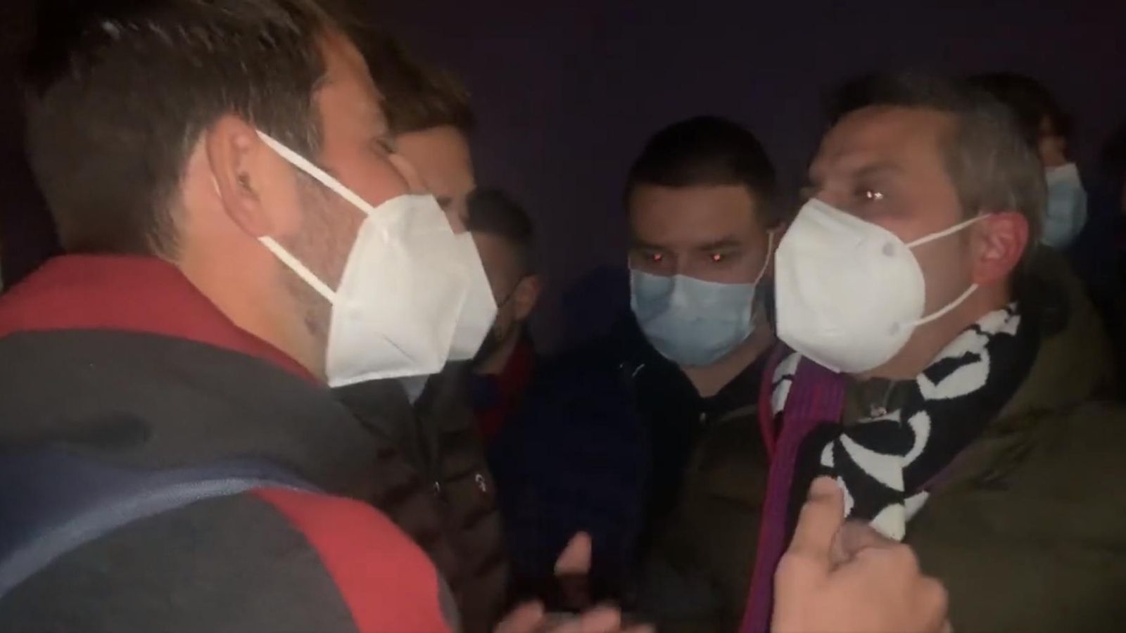 Els aficionats van estar parlant amb els jugadors a l'arribada al Ciutat de València