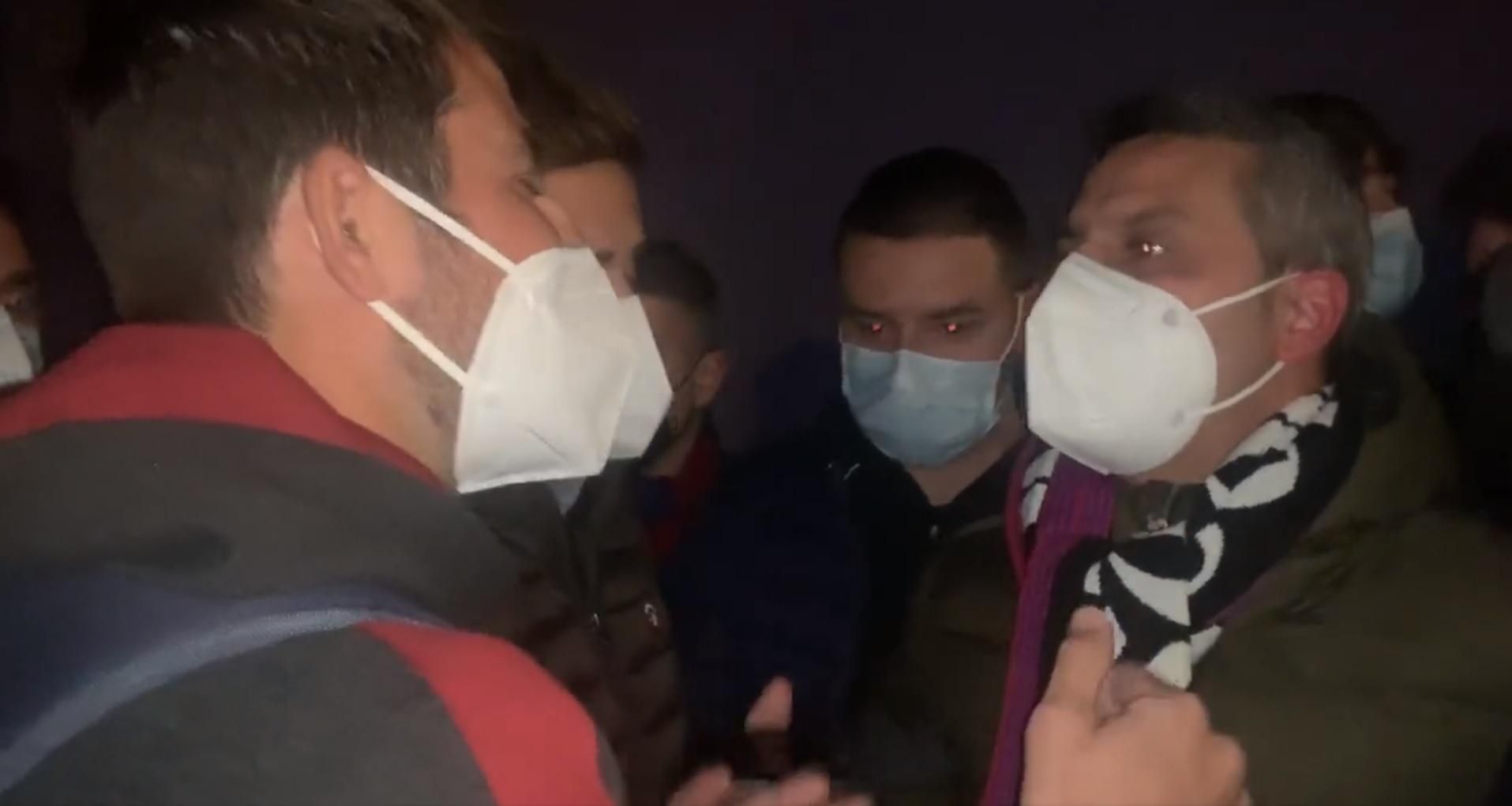Els aficionats van estar parlant amb els jugadors a l'arribada al Ciutat de València Els aficionats van estar parlant amb els jugadors a l'arribada al Ciutat de València