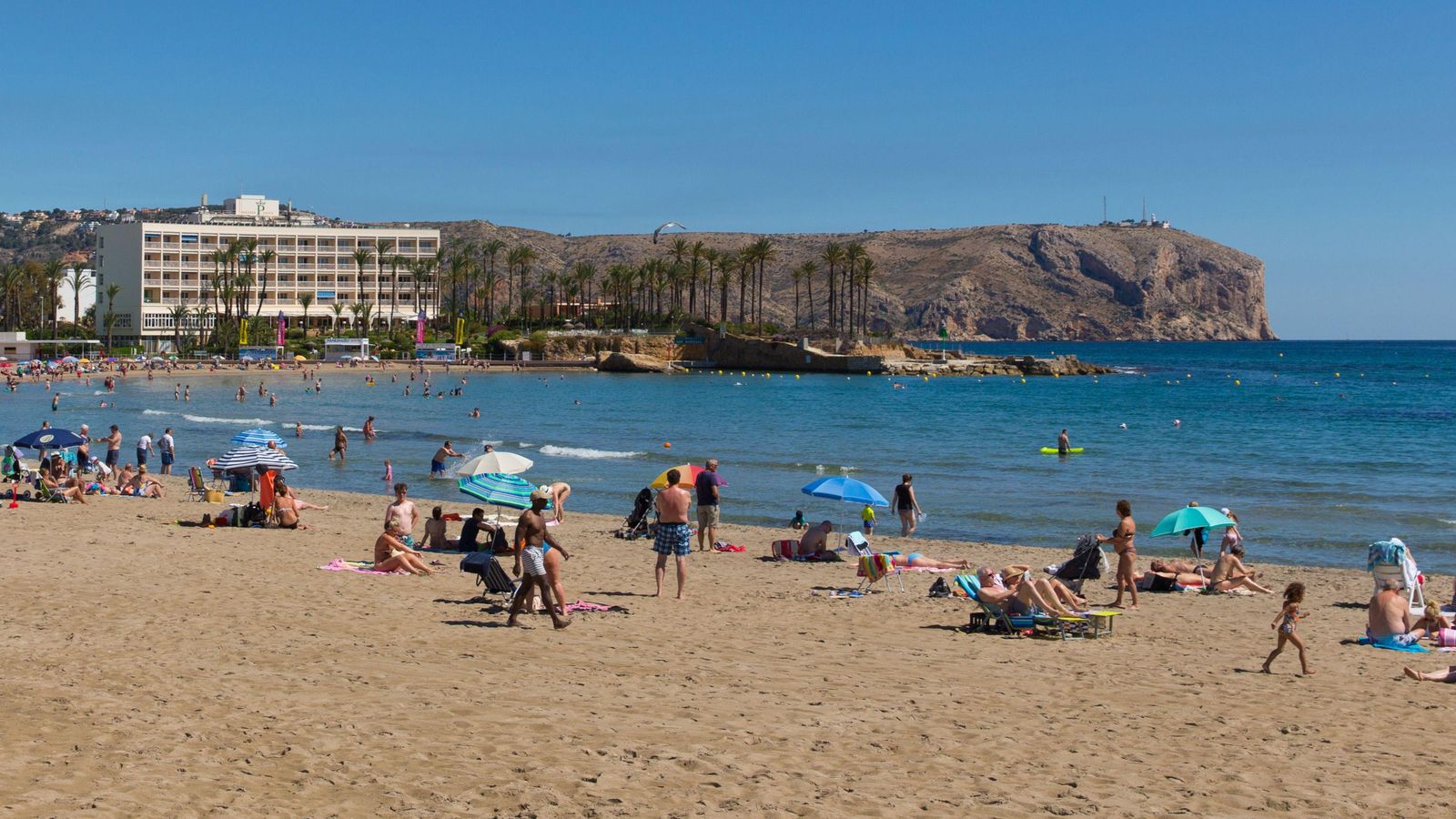 Turistes en la platja de l'Arenal de Xàbia