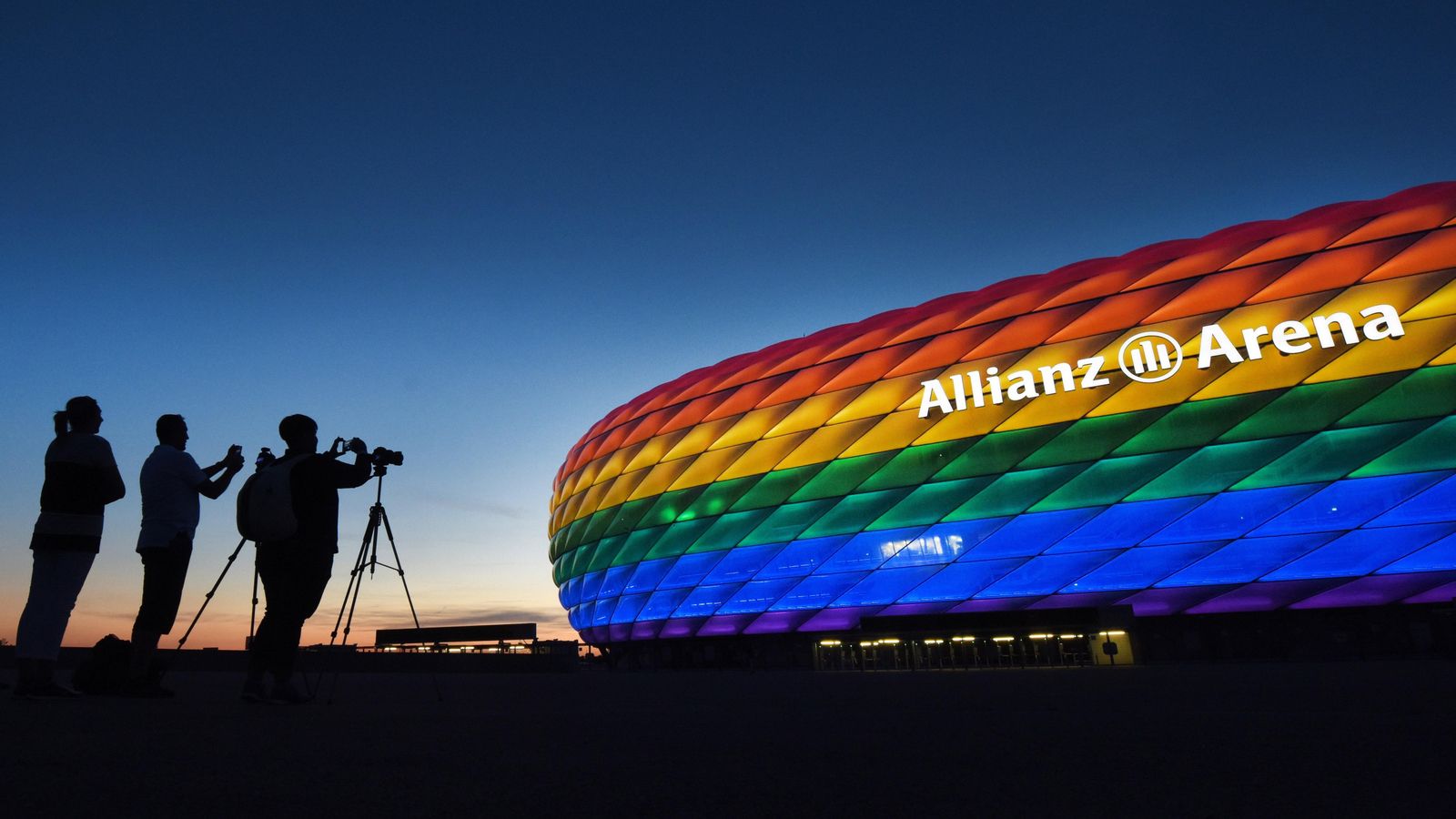El Allianz Arena il·luminat amb la bandera multicolor