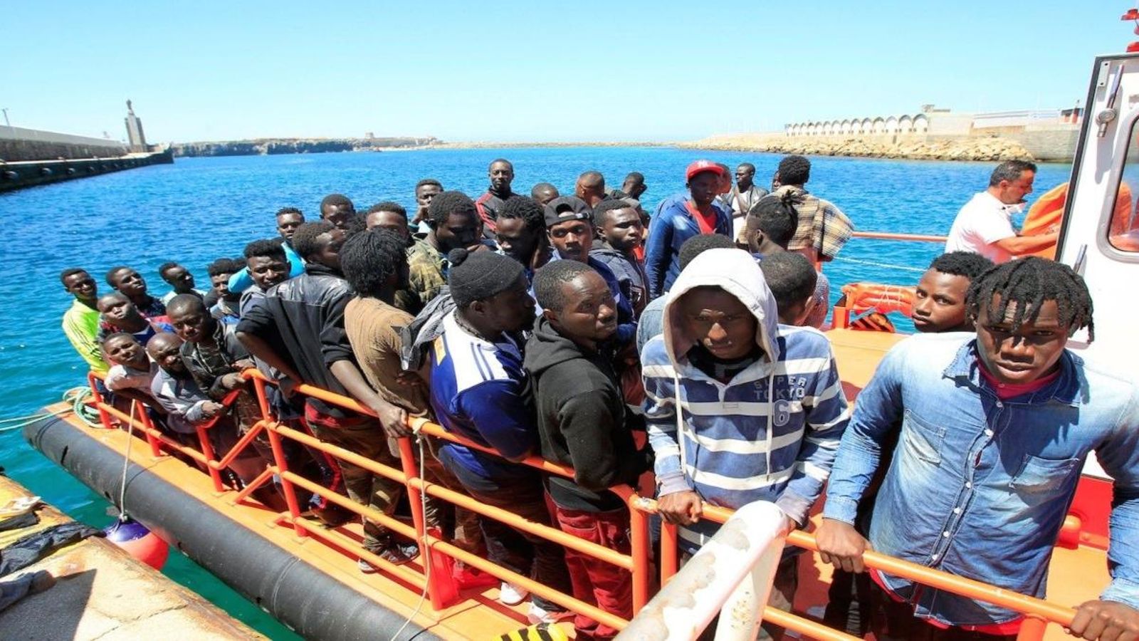 Un grup de migrants rescatats en una imatge d’arxiu.