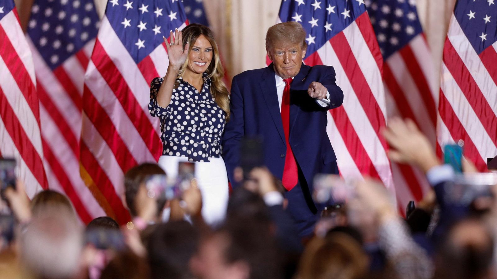 Trump puja a l'escenari amb la seua esposa, Melania, en la seua propietat de Mar-a-Lago a Palm Beach, Florida (els EUA)