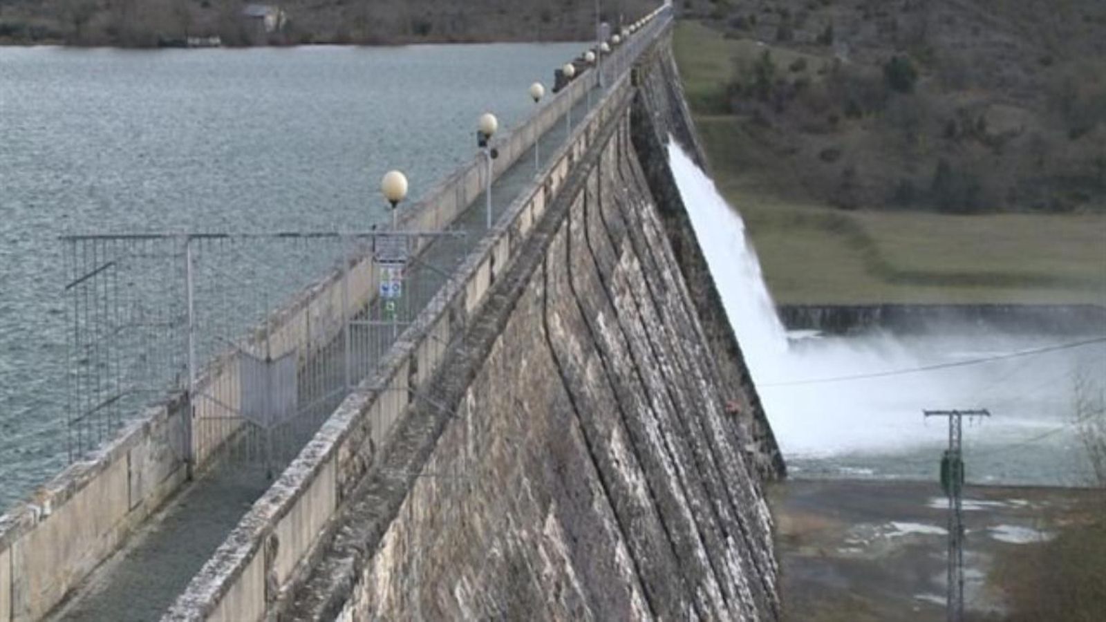 Les Corts carreguen contra la decisió de reduir l\'aigua del transvasament Tajo-Segura