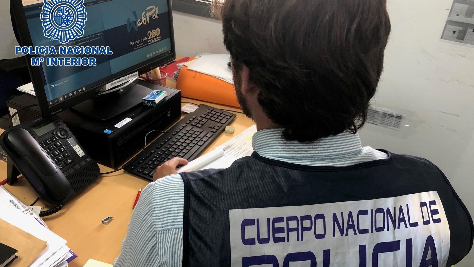 Un agent investigant davant un ordenador