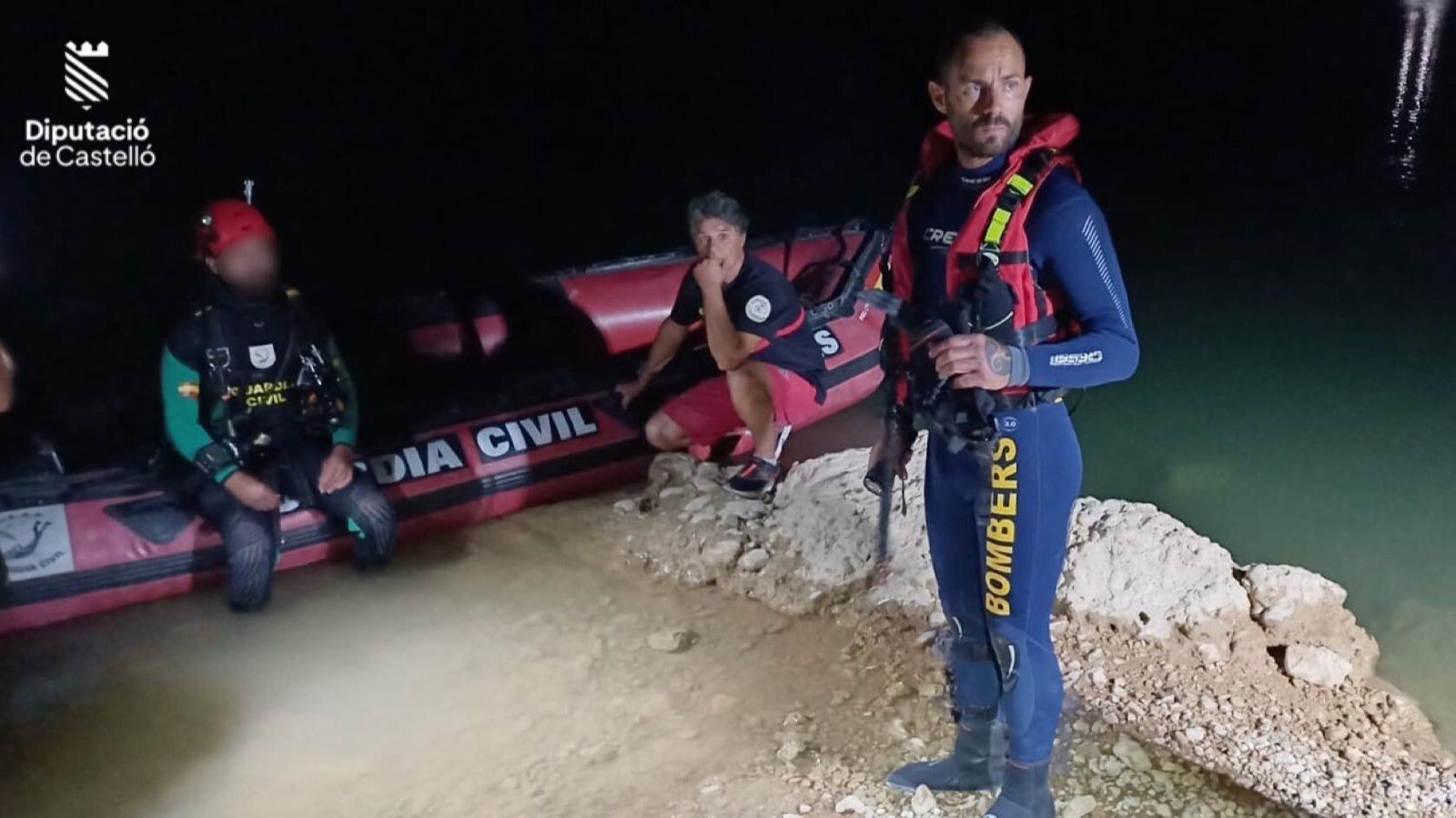 Bussejadors de la Unitat de Rescat Aquàtic (URA) de Bombers i del GEAS de la Guàrdia Civil treballen en les tasques de rescat